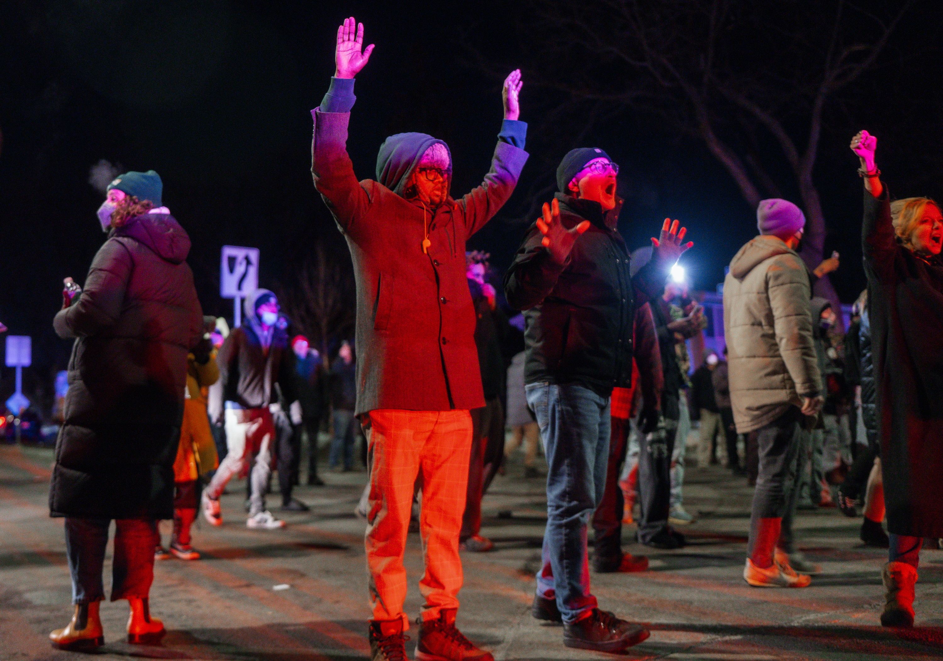 Zenbait protestari, bart, AEBetako Minneapolis hirian, polizia indarkeriaren kontrako protestetan. OLGA FEDOROVA / EFE 