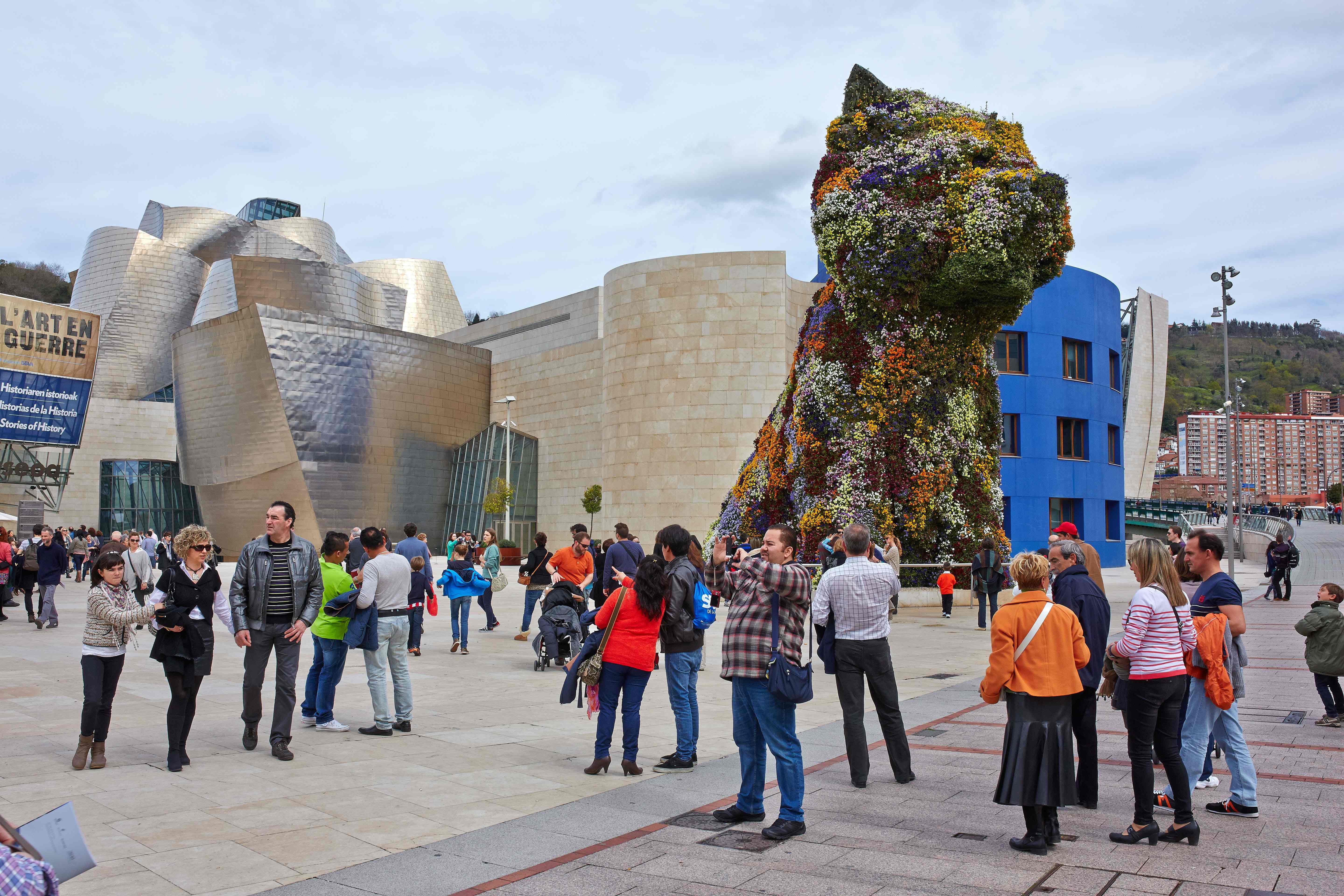 Turistak Bilboko Guggenheim museoaren inguruetan, iaz. BERRIA