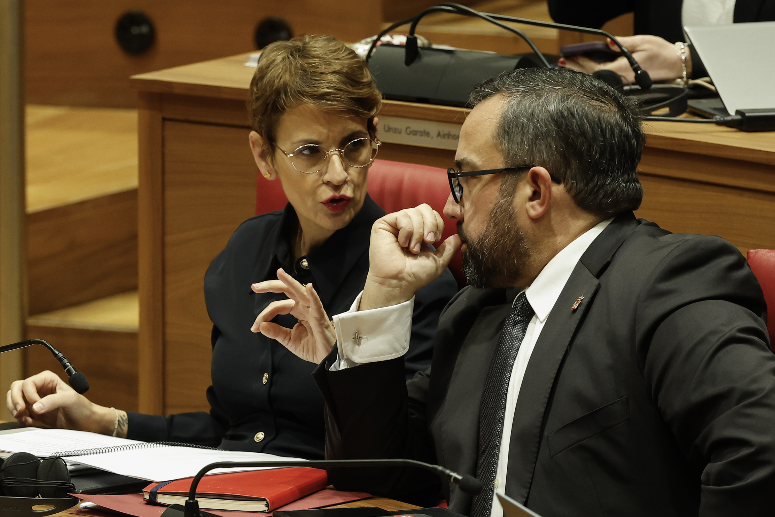 Javier Remirez lehen presidenteordea, Maria Txibite lehendakaria entzuten. VILLAR LOPEZ / EFE