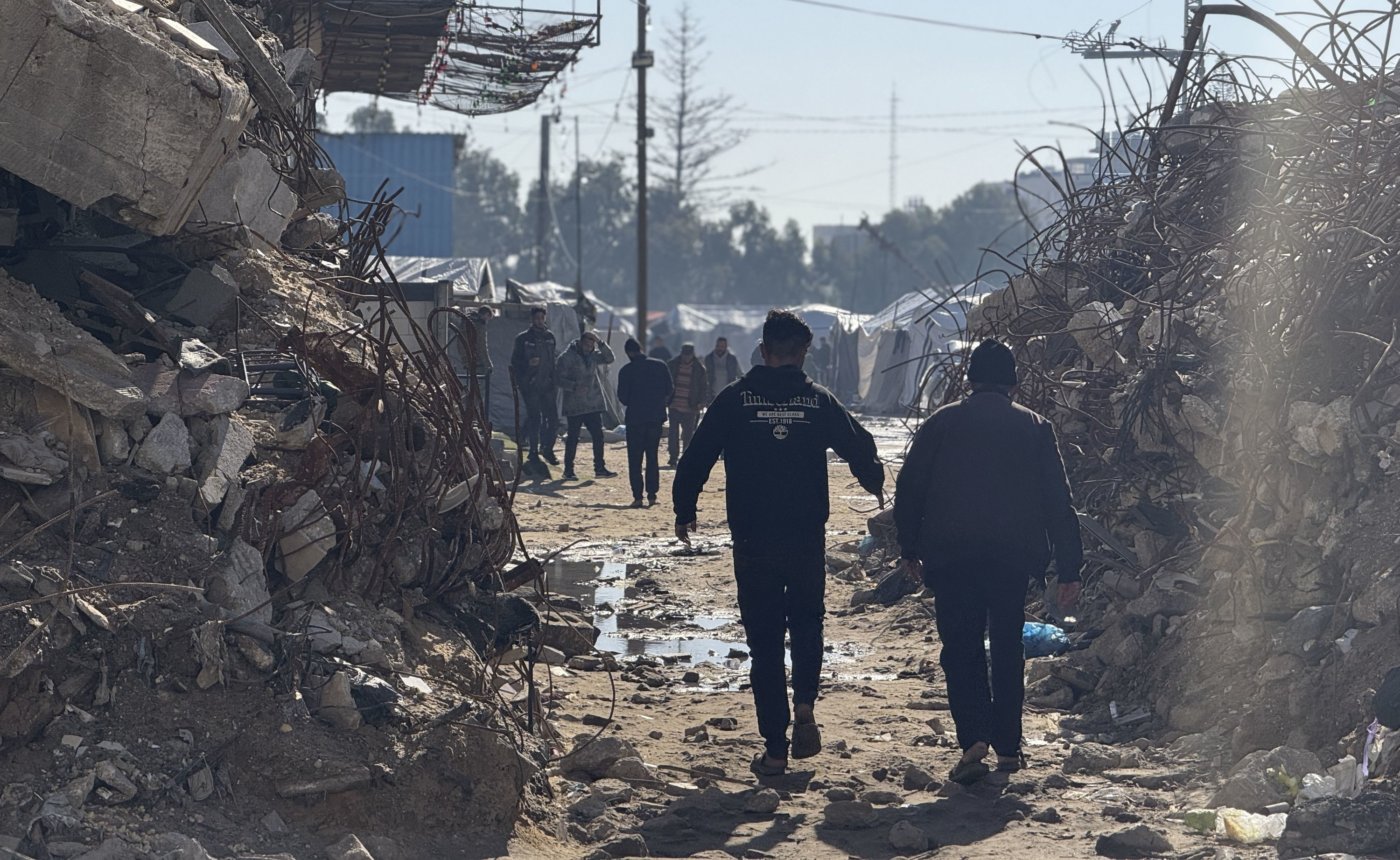 Herritar batzuk kalean, gaur, Gaza Hirian. AHMAD AWAD / EFE