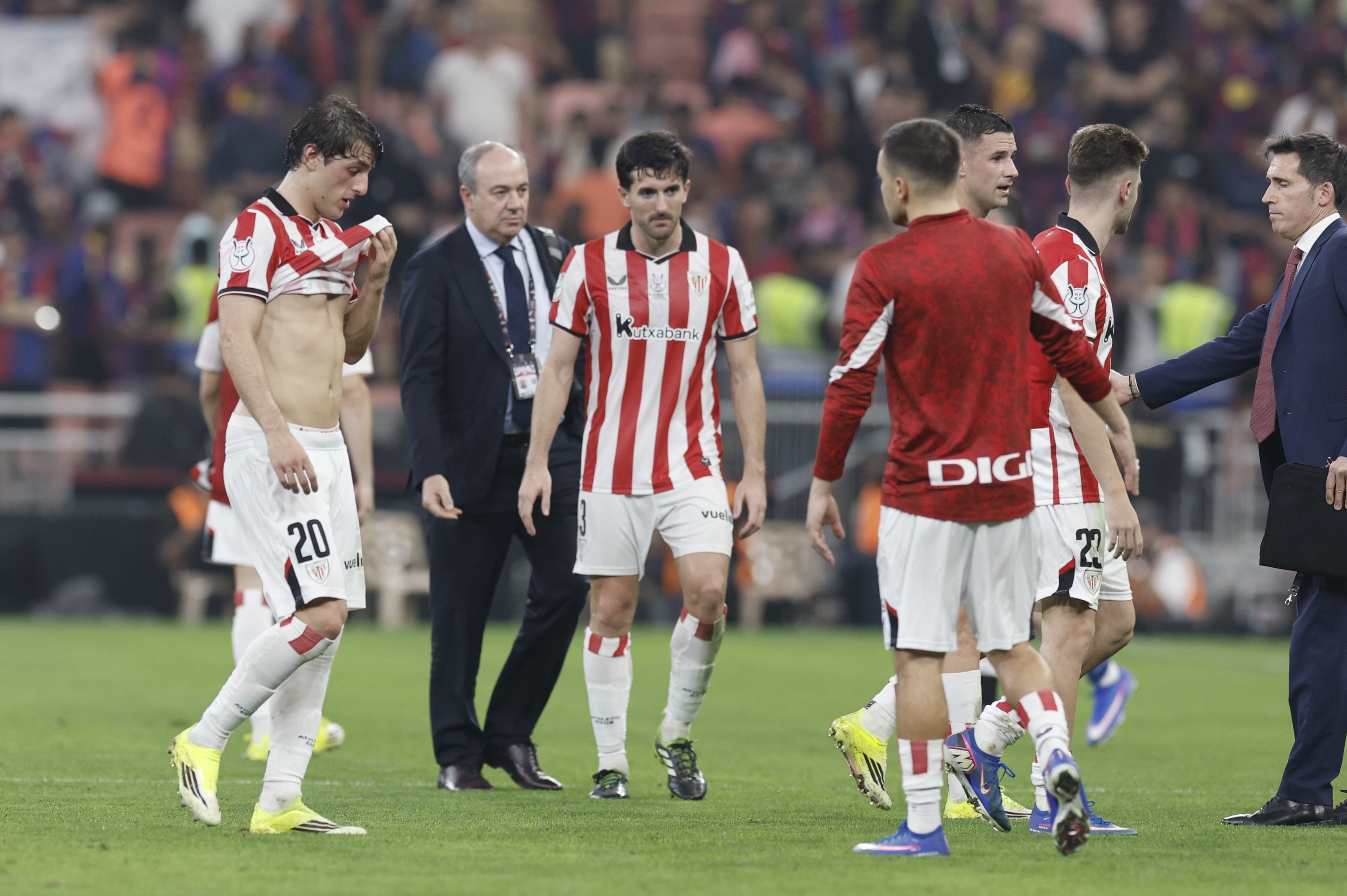 Athleticeko jokalariak, burumakur, Bartzelonaren aurka galdu eta gero. KAI FORSTERLING / EFE