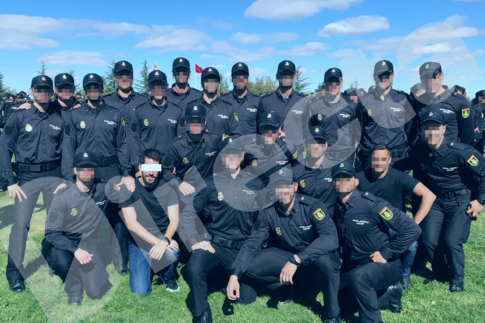 'La Directa' Kataluniako hedabideak 2022ko udan argitaratutako ikerketa batek eman zuen infiltrazioen berri. Irudian, satorretako bat Poliziako kideekin, hedabideak zabaldutako irudi batean. LA DIRECTA