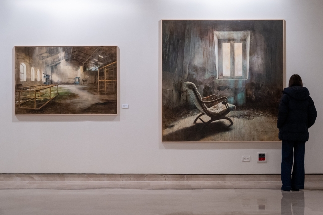 Bisitari bat Ferreiroren bi laneri begira. GORKA RUBIO / FOKU