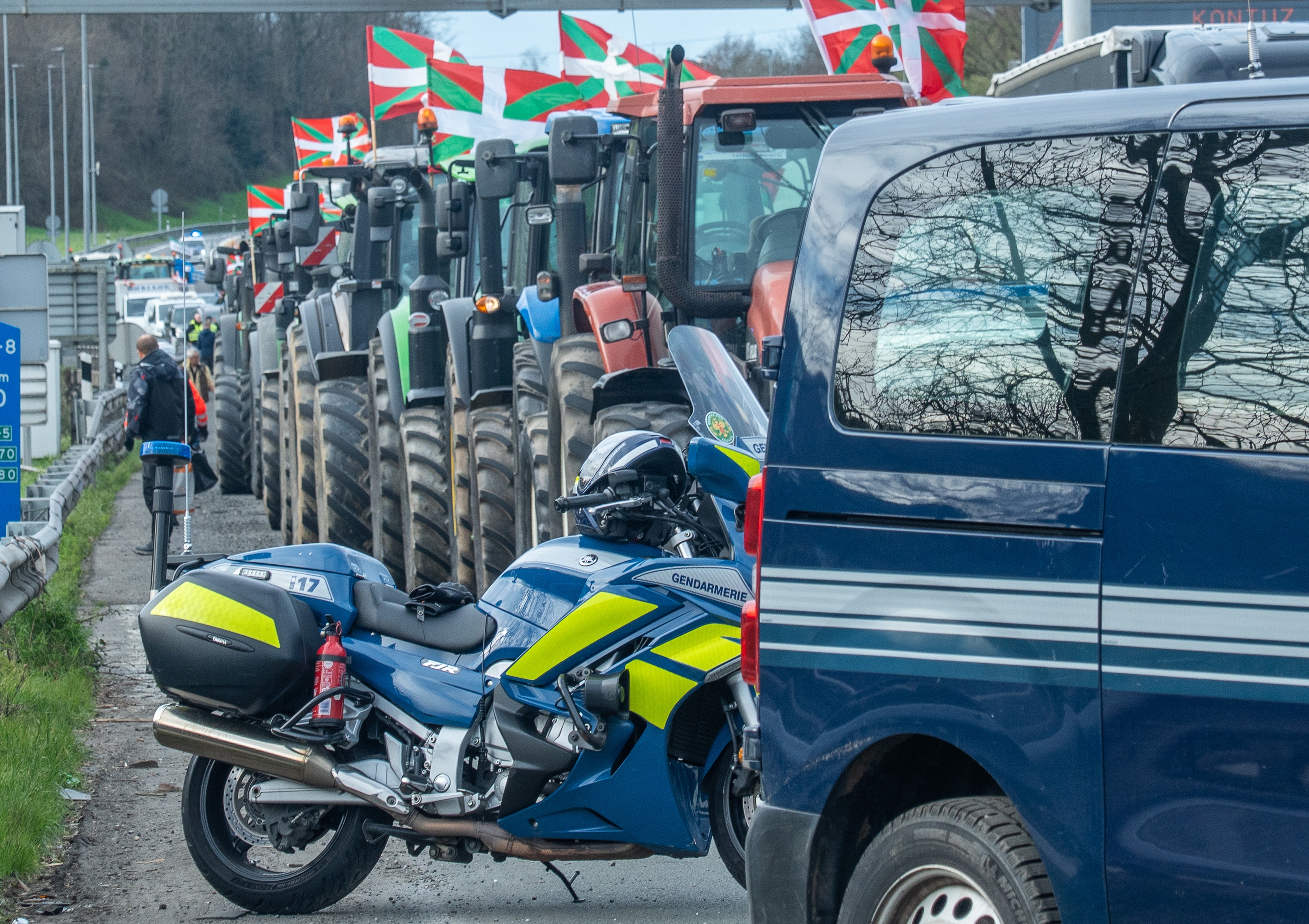 Traktoreak AP-8 autobidean geldirik, Biriatuko ordainlekuaren aurrean. ANDONI CANELLADA / FOKU