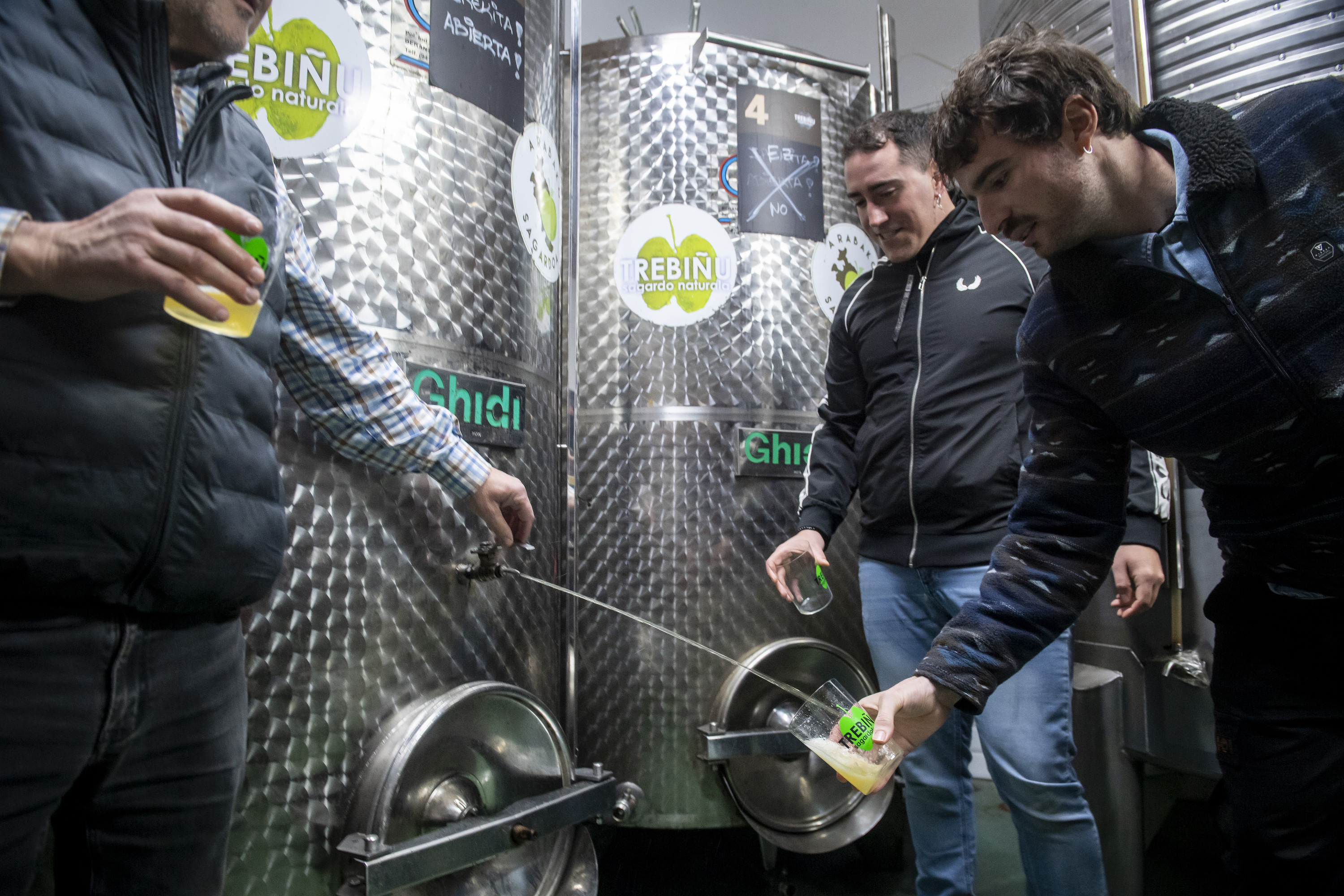 Duplako Beñat Uribe eta Gari Uriarte, urteko lehen txotxa egiten. JAIZKI FONTANEDA / FOKU