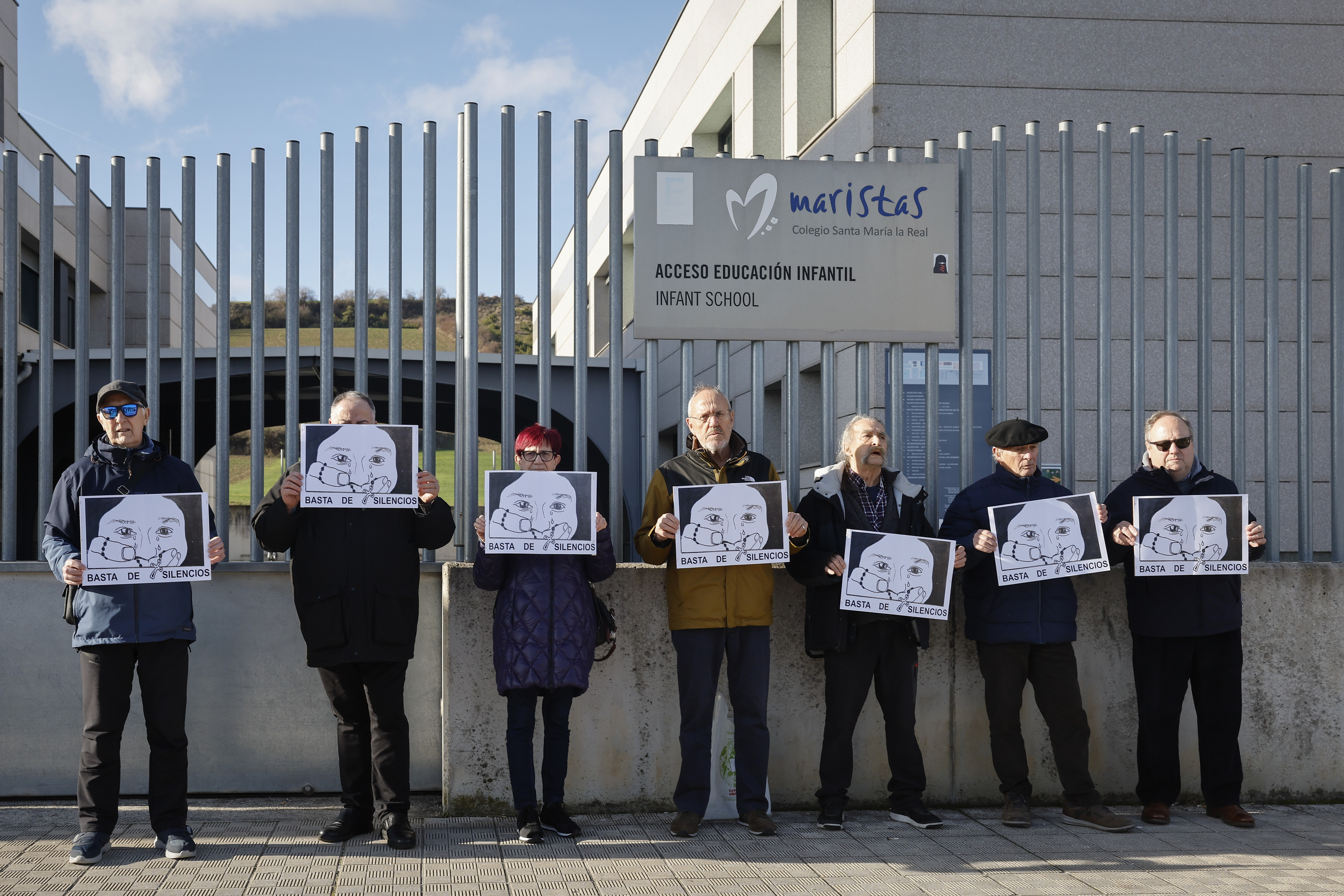 Maristen sexu abusuen biktimen agerraldia, Sarrigurengo eskolaren aurrean. VILLAR LOPEZ / EFE