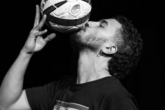 (ID_17684924327655) Nourdin Batan \'Foot\' antzezlanaren irudi batean.