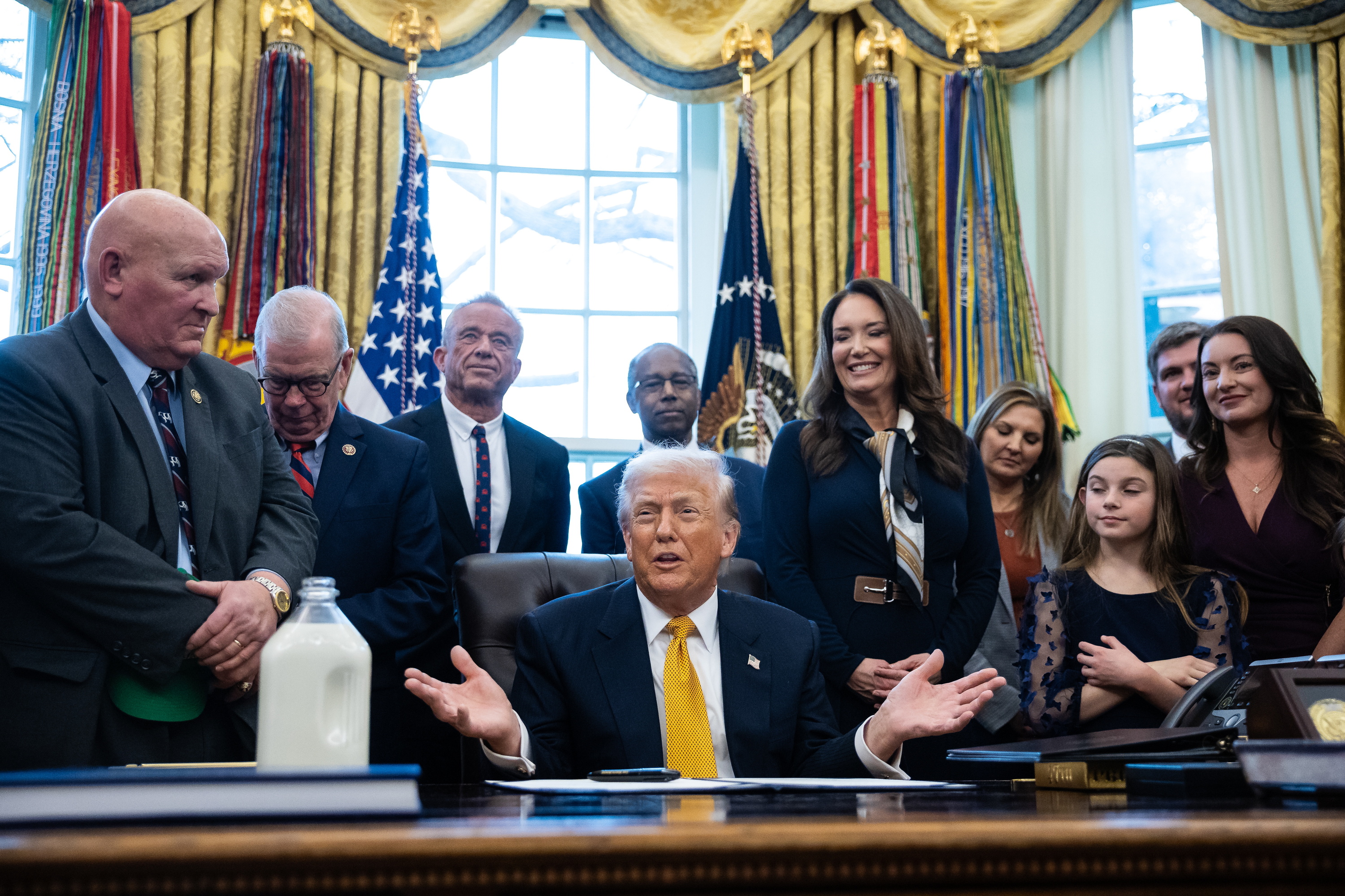 Donald Trump AEBetako presidentea Etxe Zuriko Bulego Obalean, atzo, Washingtonen. FRANCIS CHUNG / EFE