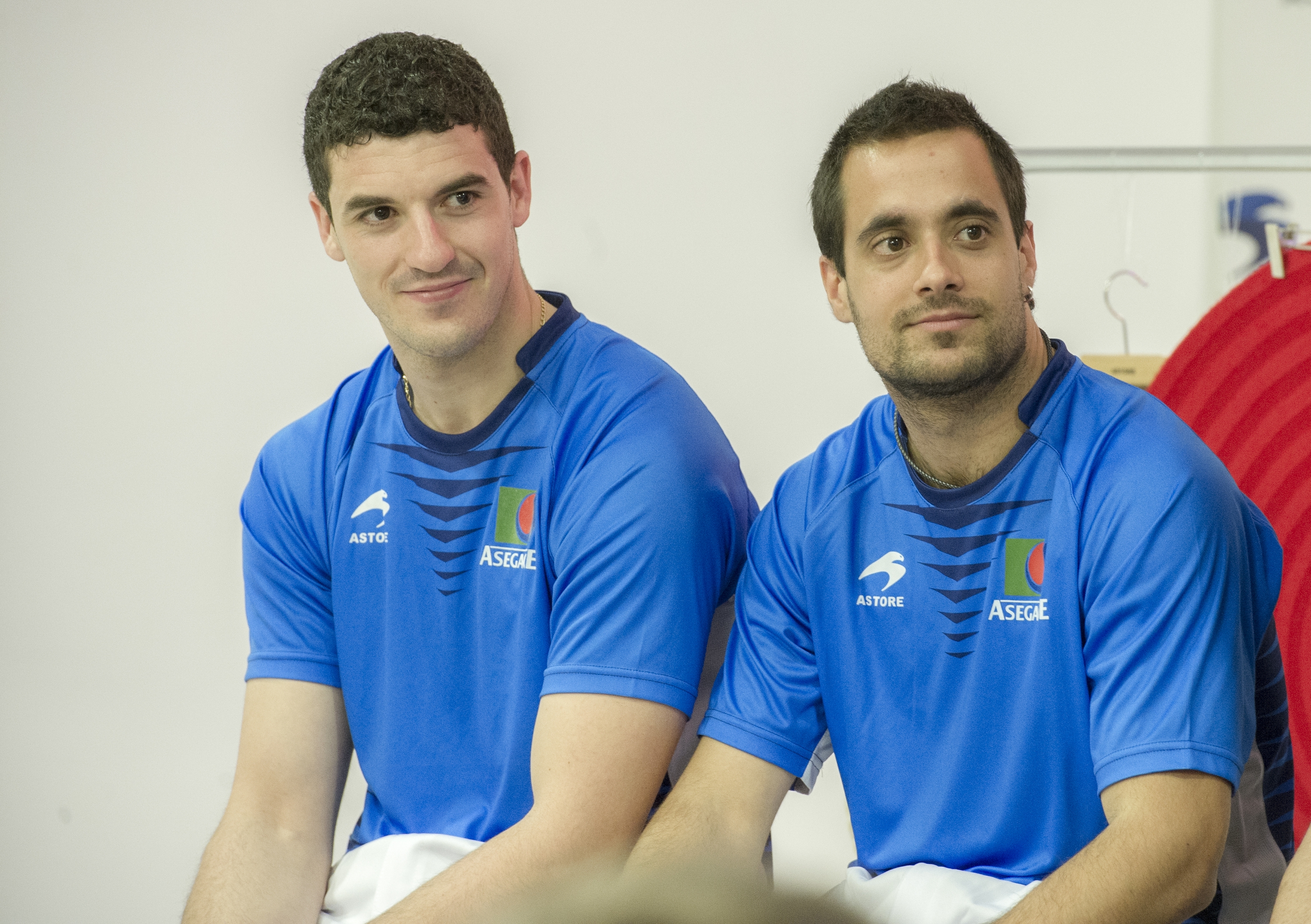 Alvaro Untoria eta Oinatz Bengoetxea pilotariak, Astore arropa ekoizlearen egoitzan, artxiboko irudi batean. GORKA RUBIO / FOKU