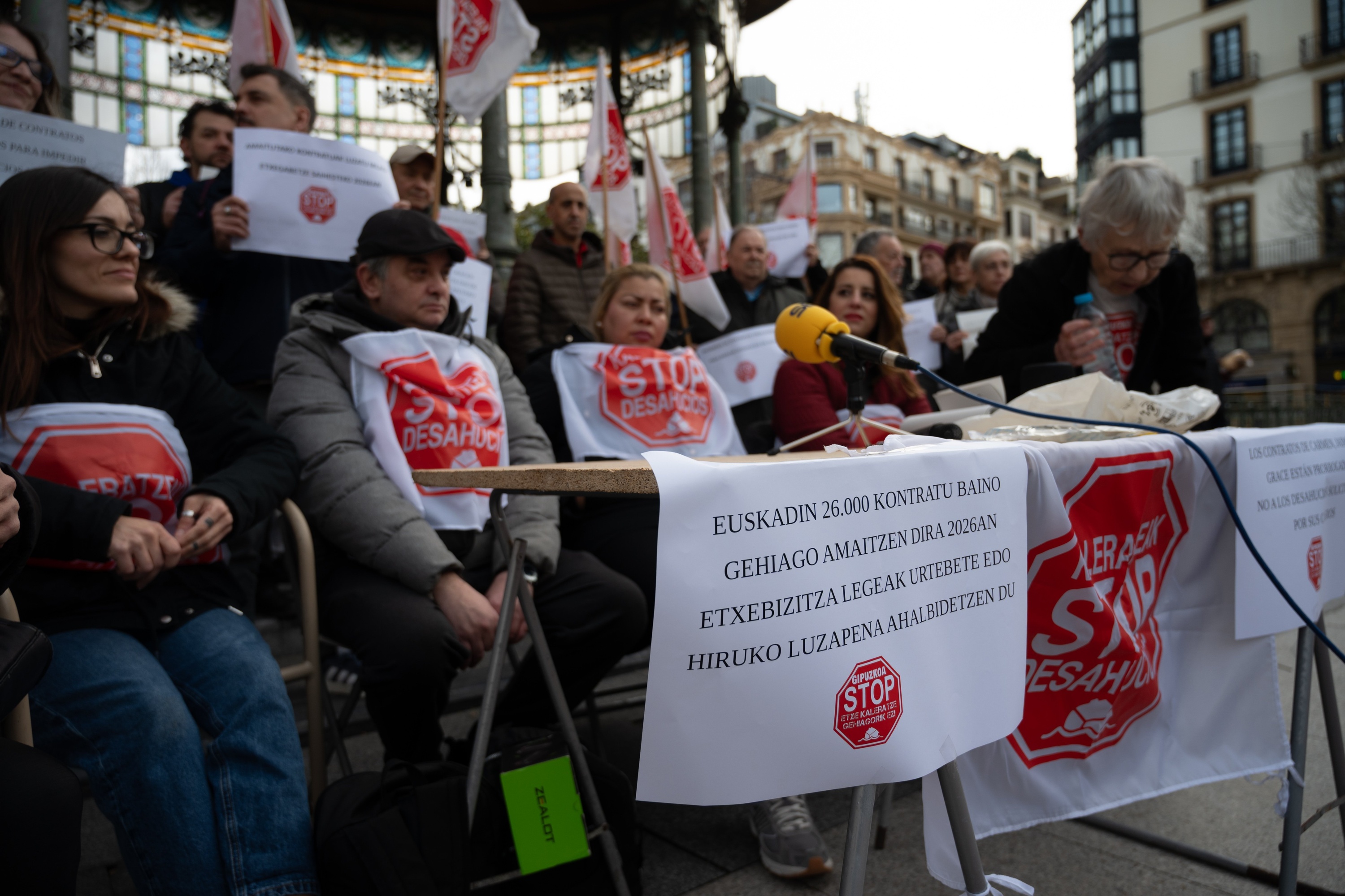 Kaleratzeak Stop plataformako kideak, etxegabetze arriskuan dauden familietako kideekin batera, Donostiako Bulebarrean. GORKA RUBIO / FOKU
