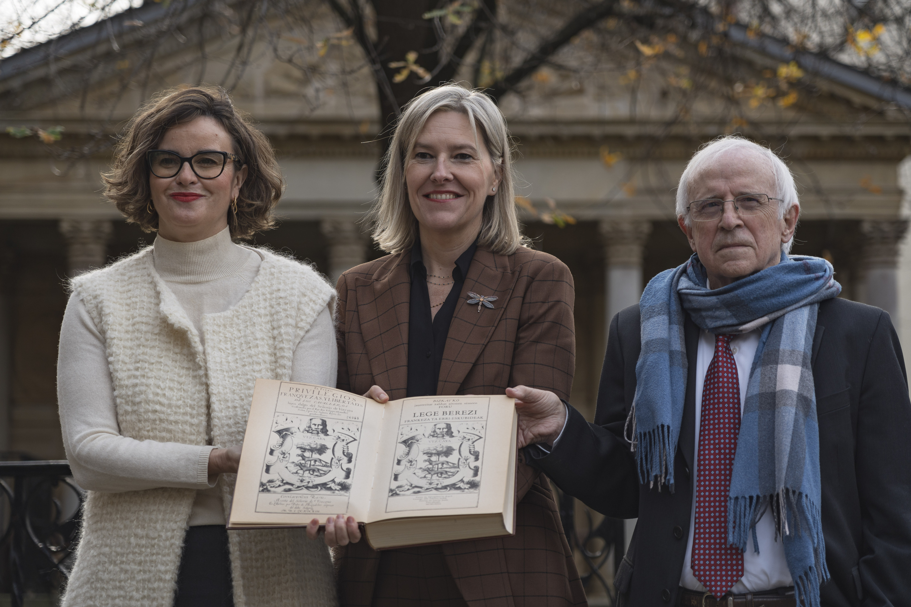 Elixabete Etxanobe Bizkaiko ahaldun nagusia, Ana Otadui Bizkaiko Batzar Nagusietako presidentea eta Gregorio Monreal Zuzenbidearen Historia katedraduna, gaur, Gernika-Lumoko batzar etxean. ARITZ LOIOLA / FOKU