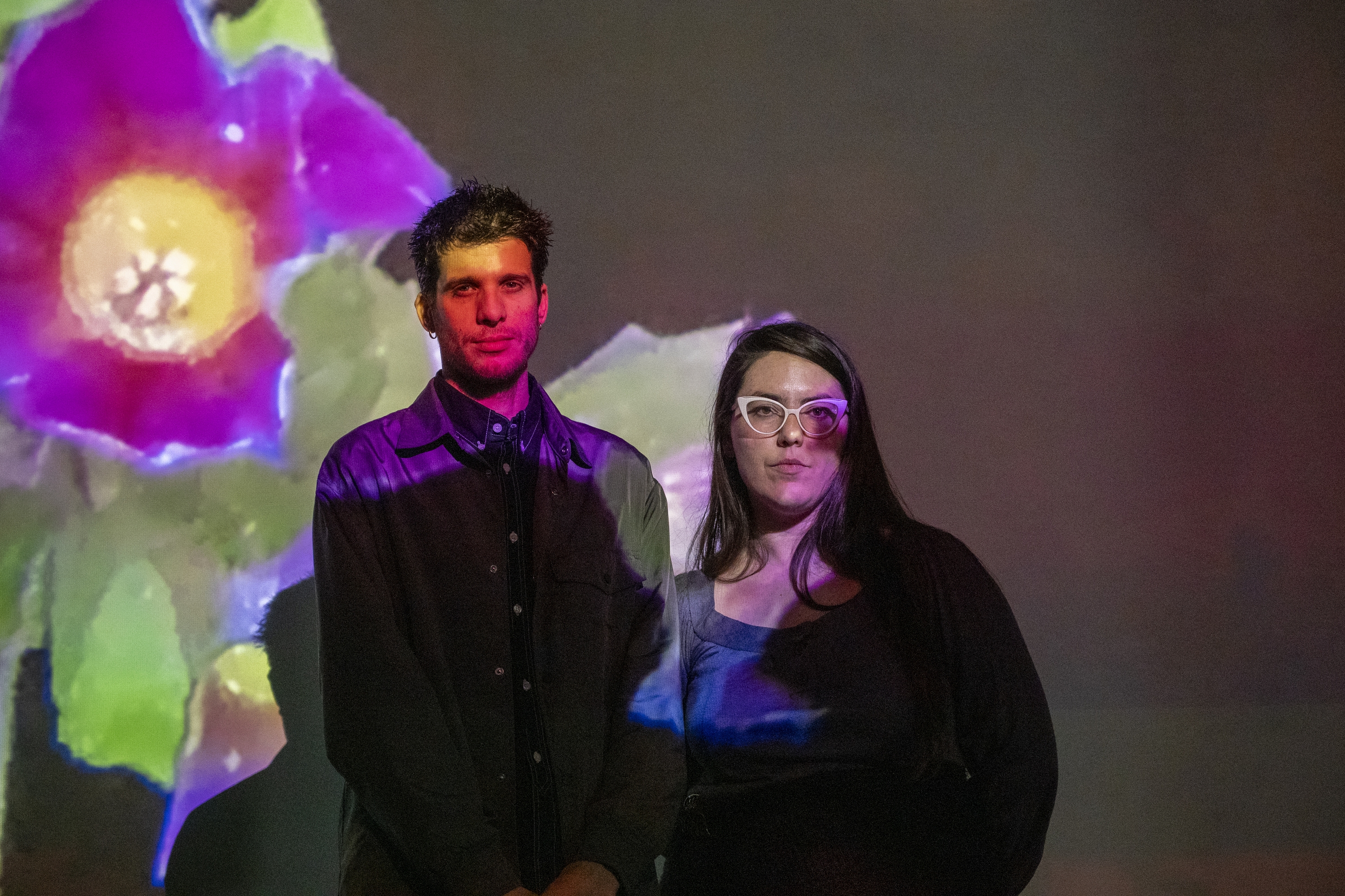 Villafranca eta Gonzalez, erakusketako tamaina handieneko proiekzioaren aurrean, gaur, Donostian. GORKA RUBIO / FOKU