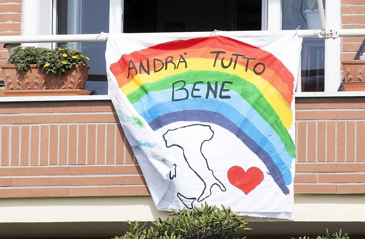 Koronabirusaren aurkako mezu bat, Italian. CLAUDIO PERI