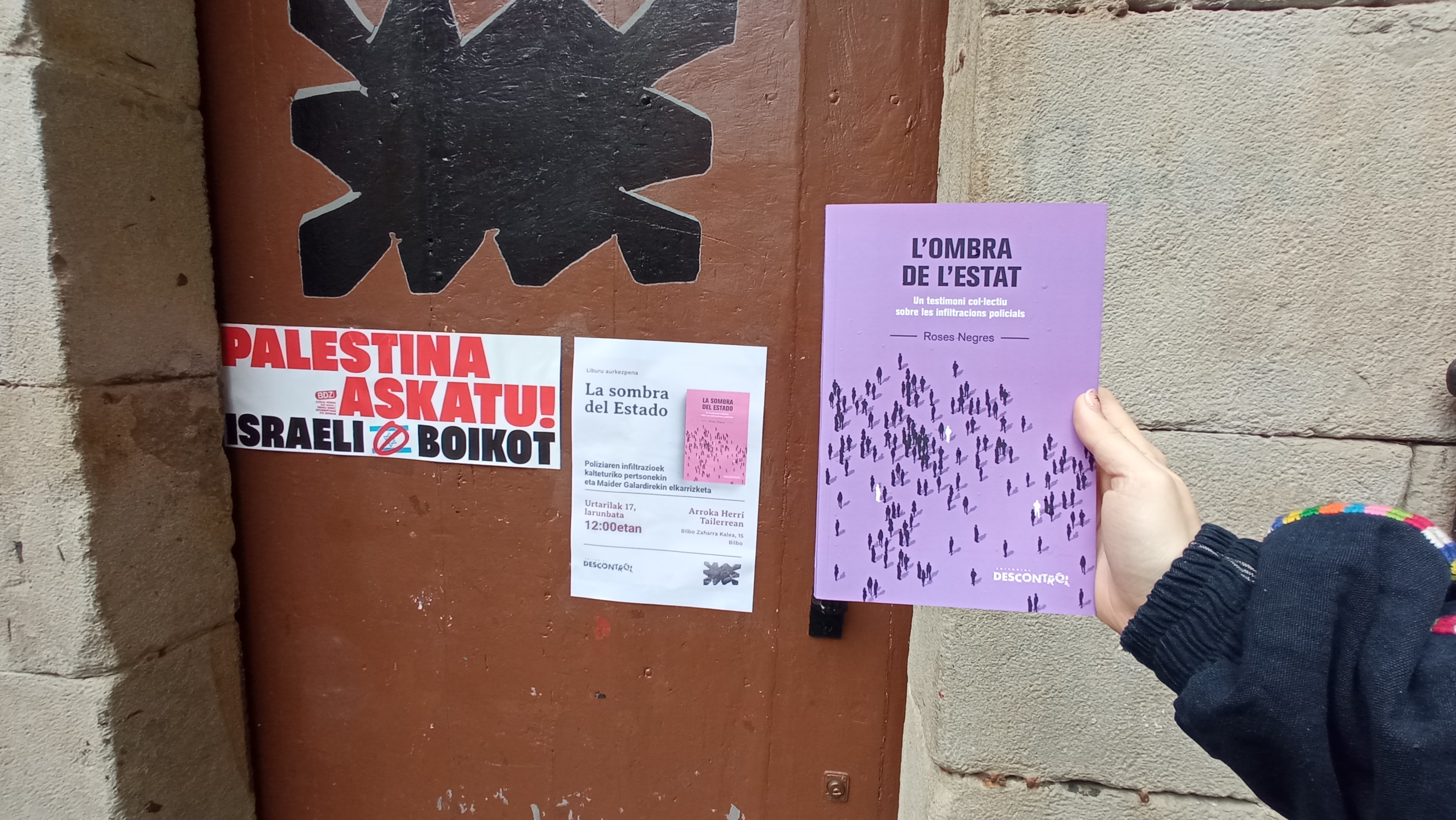 'La sombra del Estado' liburuaren azala. Atzean, Bilboko Arroka Espazioa. BERRIA