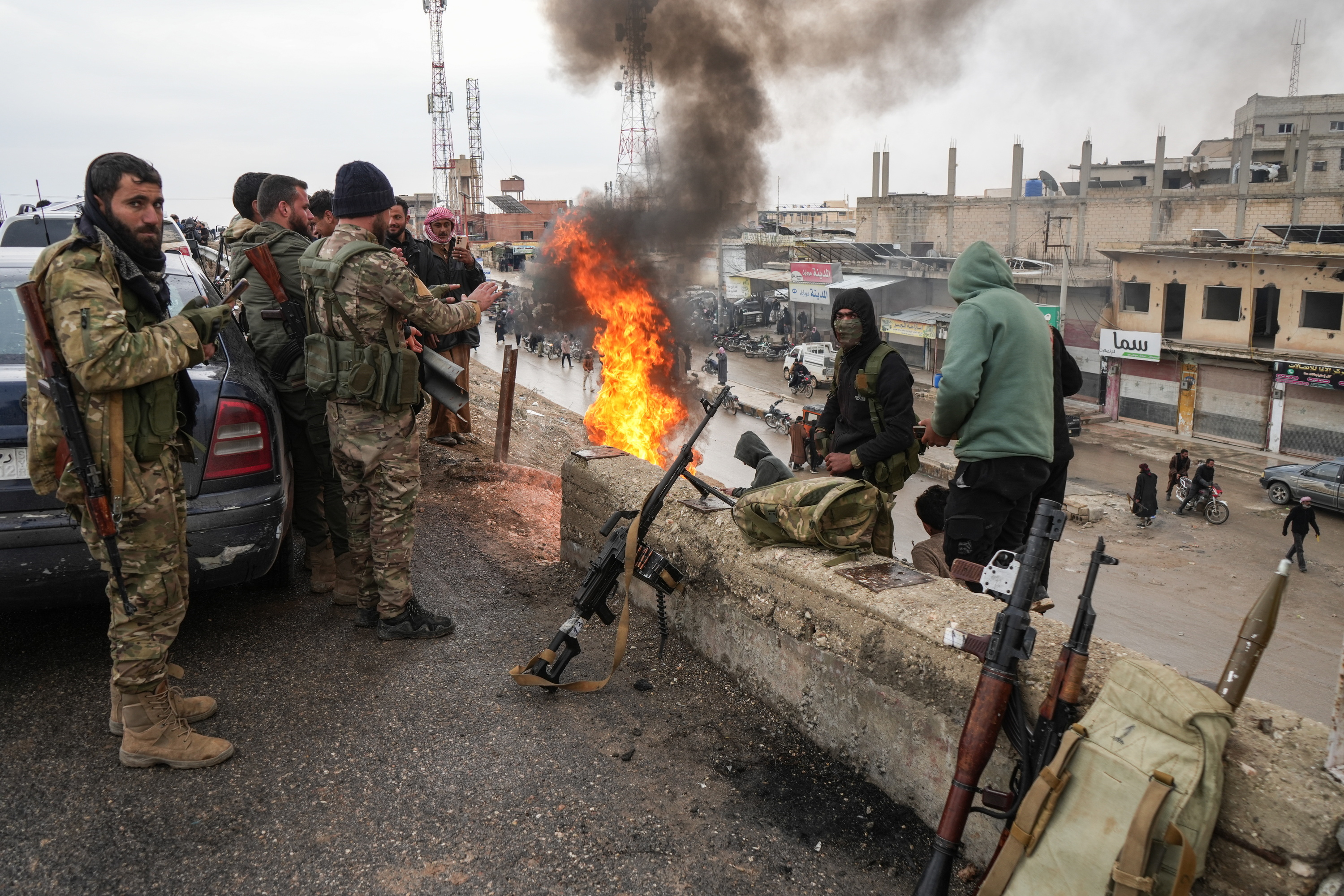 Siriako armadako soldaduak Dair Haferren, gaur. AHMAD FALLAHA / EFE