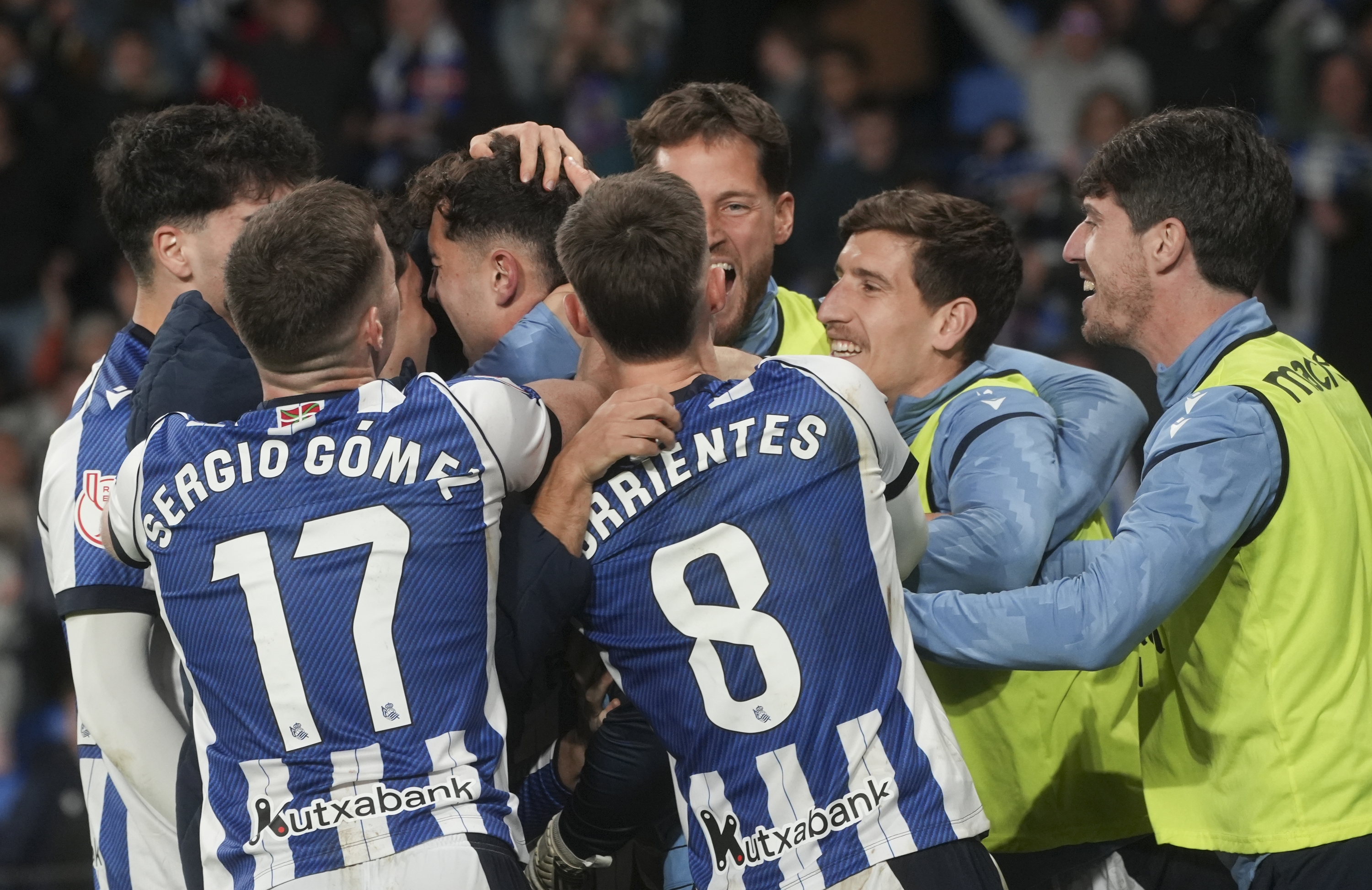 Realeko jokalariak Kopako final-laurdenetarako sailkapena ospatzen. JAGOBA MANTEROLA / FOKU