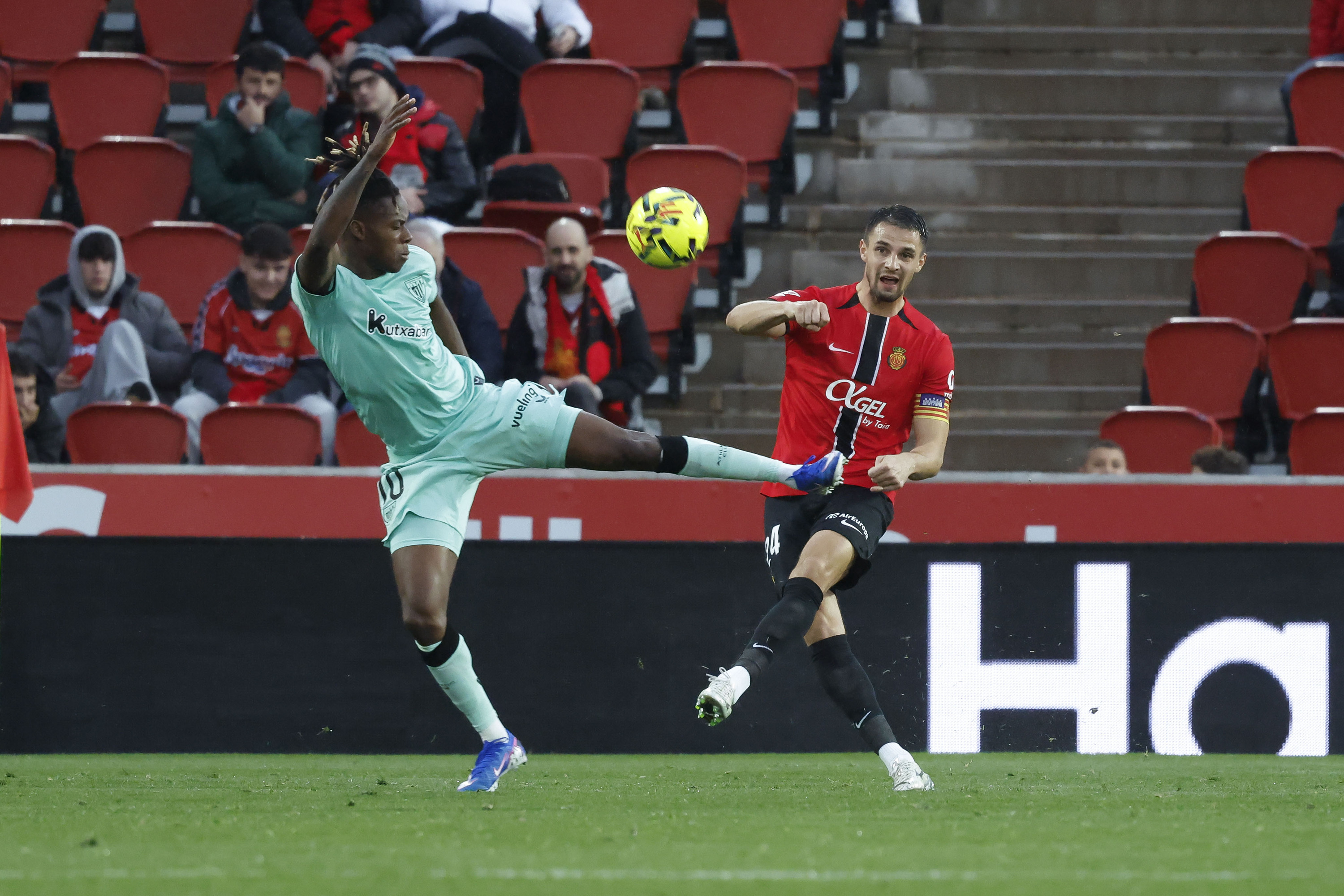 Athleticeko Nico Williams eta Mallorcako Valjent, nor baino nor gehiago, gaurko partidan. CATI CALDERA / EFE