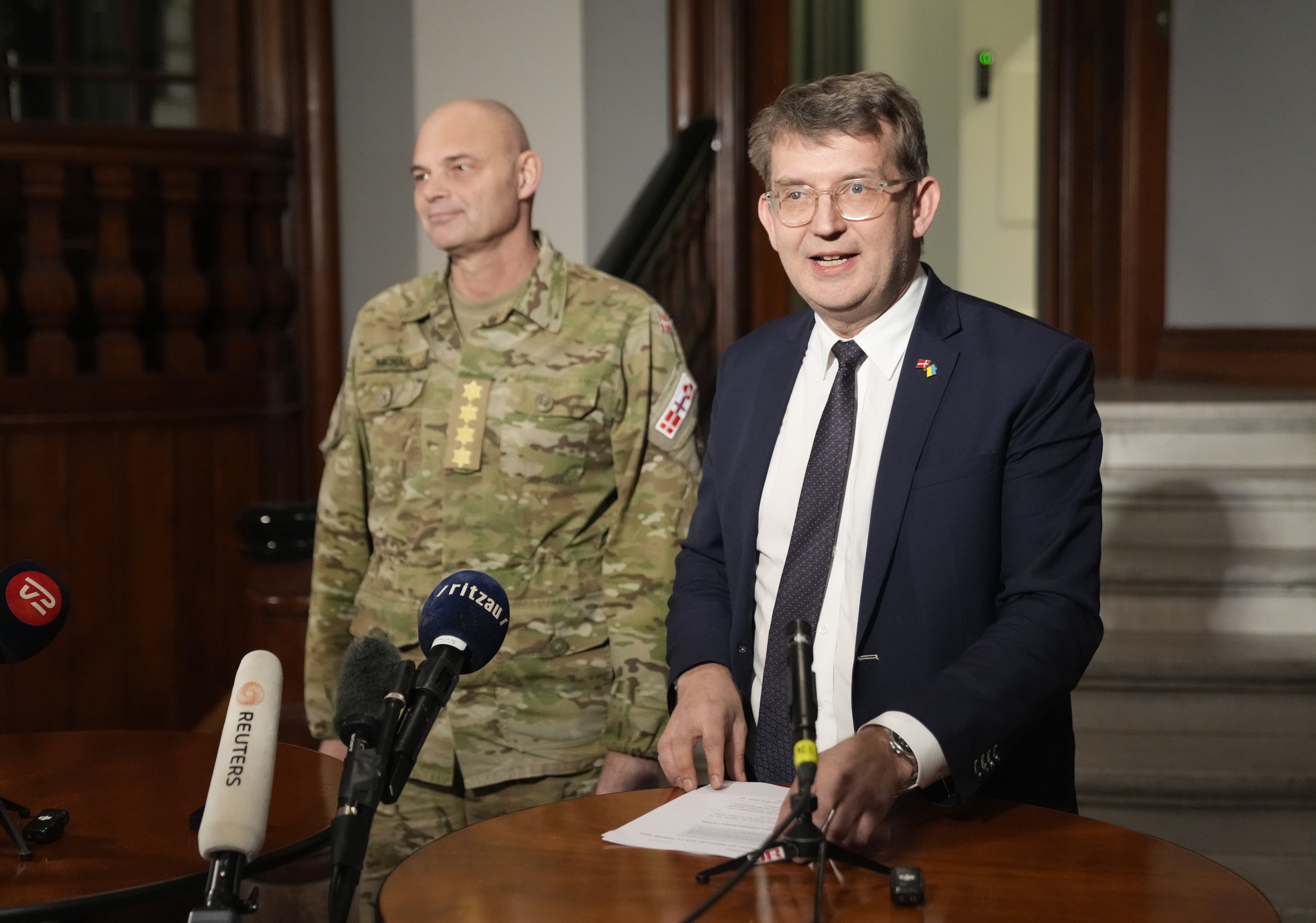 Michael Wiggers Hyldgaard Danimarkako armadaburua eta Troels Lund Poulsen Defentsa ministroa, joan den asteazkenean, Kopenhagen. SEBASTIAN ELIAS UTH / EFE