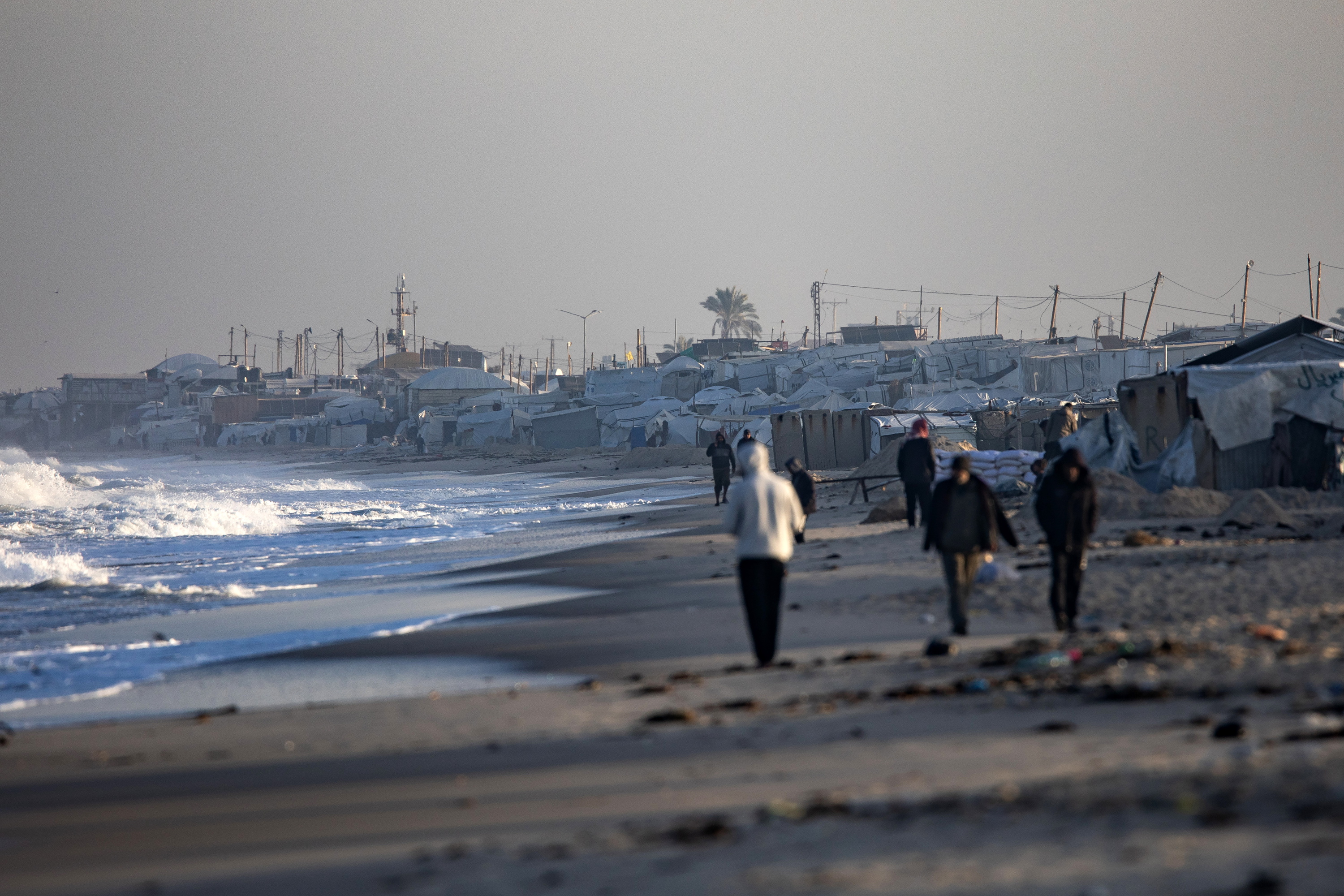 Pertsona batzuk oinez Khan Yuniseko errefuxiatu gunearen inguruan, urtarrilaren 1ean. HAITHAM IMAD / EFE
