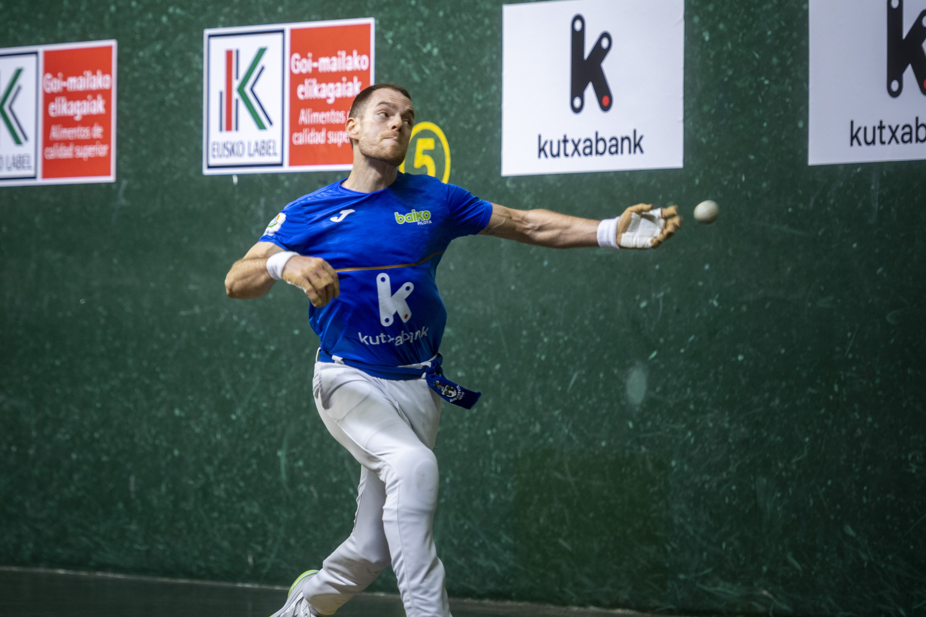 Unai Laso erremate bat egiten, artxiboko irudi batean. JAIZKI FONTANEDA / FOKU