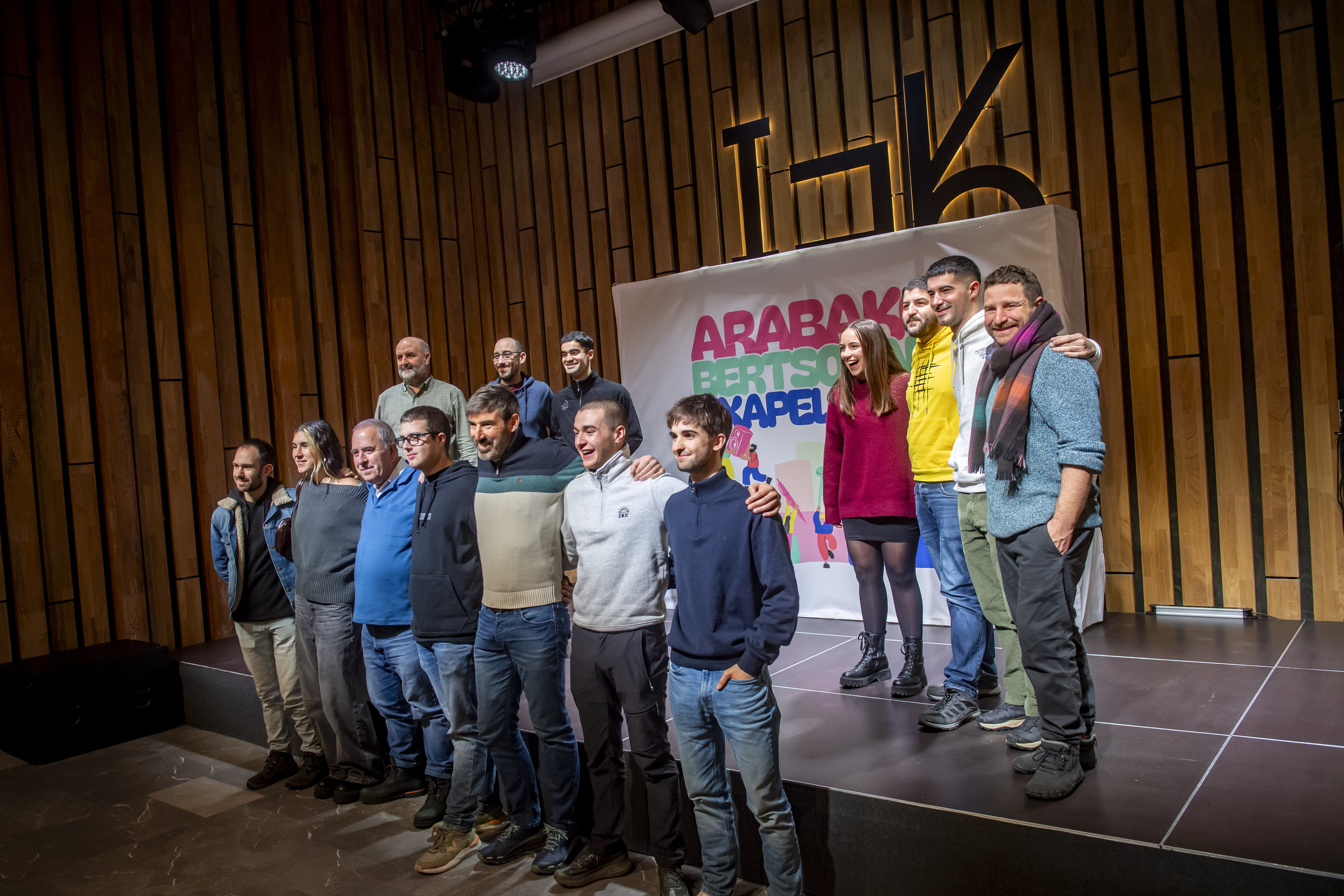 Arabako Bertsolari Txapelketan parte hartuko duten hemezortzi bertsolarietatik hamalau, gaur, Gasteizko Izaskun Arrue kulturgunean. JAIZKI FONTANEDA / FOKU