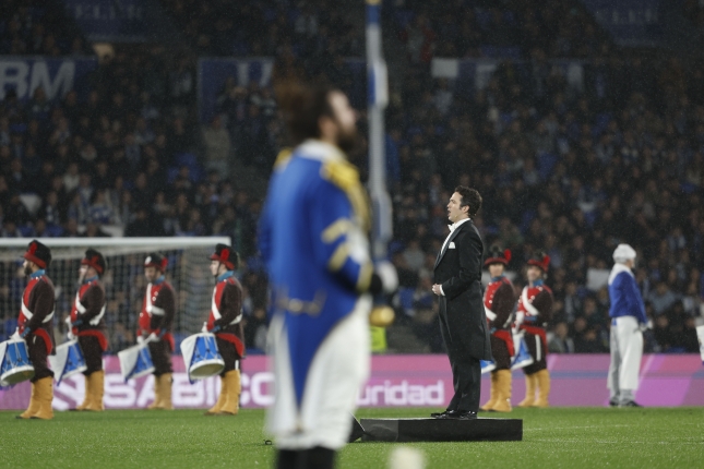 Xabier Anduaga Realeko ereserkia abesten, partida hasi aurretik. JUAN HERRERO / EFE