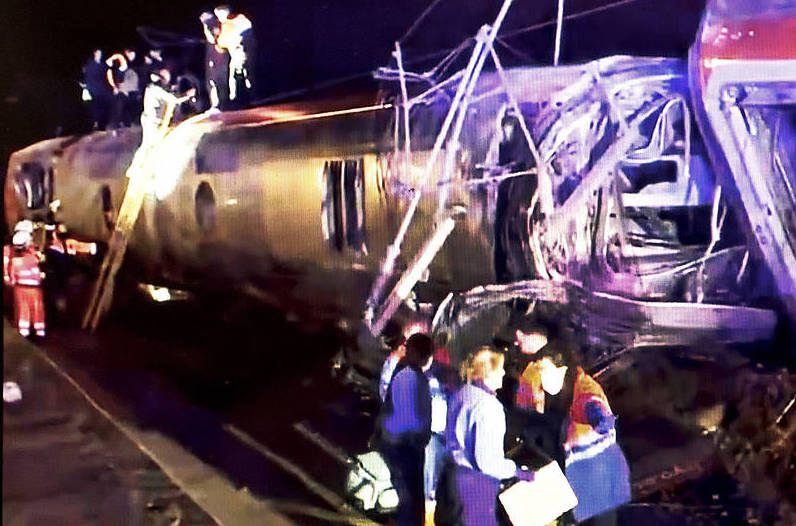 Larrialdi zerbitzuak istripuan lanean, Kordoban. EFE / @ELEANORINTHESKY