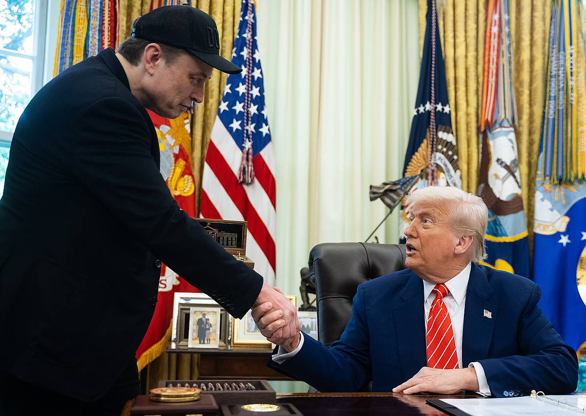 Elon Musk, munduko gizonik aberatsena eta Donald Trump, AEBetako presidentea, joan den maiatzean Etxe Zurian. FRANCIS CHUNG / EFE