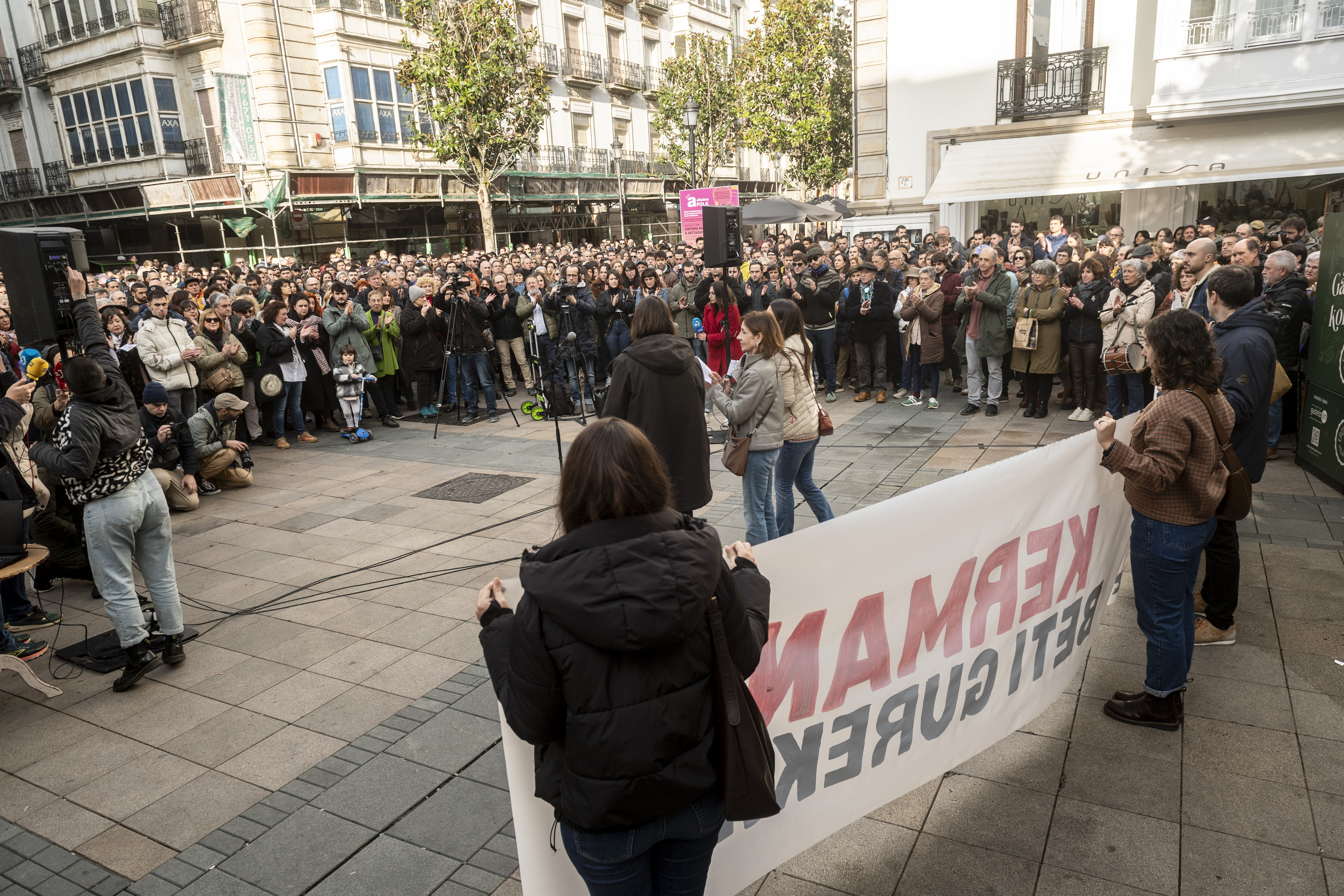 'Justizia Kermanentzat' lelopeko elkarretaratzea abenduaren 13an, Gasteizen. JAIZKI FONTANEDA / FOKU