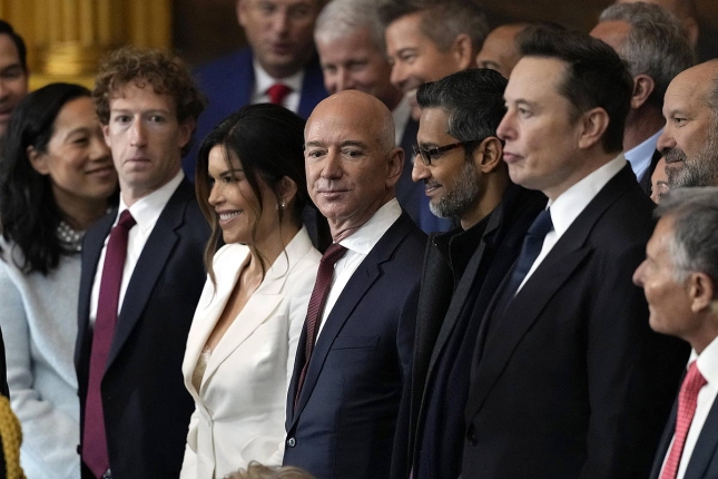 Mark Zuckerberg (Meta, Facebook, Whatsapp, Instagram, Lauren Sanches, Jeff Bezos (Amazon), Sundar Pichai (Google), eta Elon Musk (SpaceX, Starlink, X), Donald Trumpen kargu hartzean. 