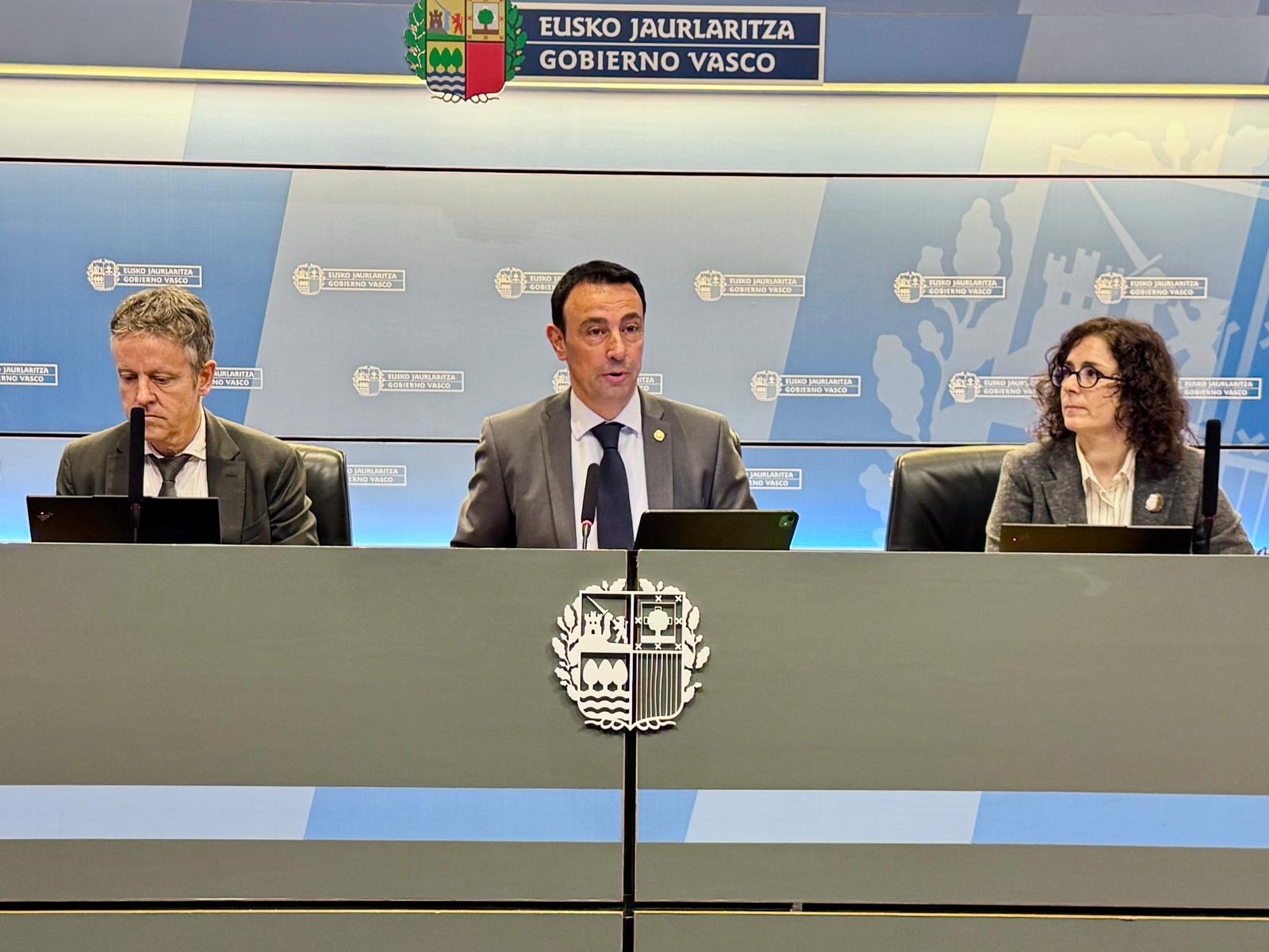 Mikel Torres Ekonomia sailburua, erdian, gaur egindako agerraldian. IREKIA