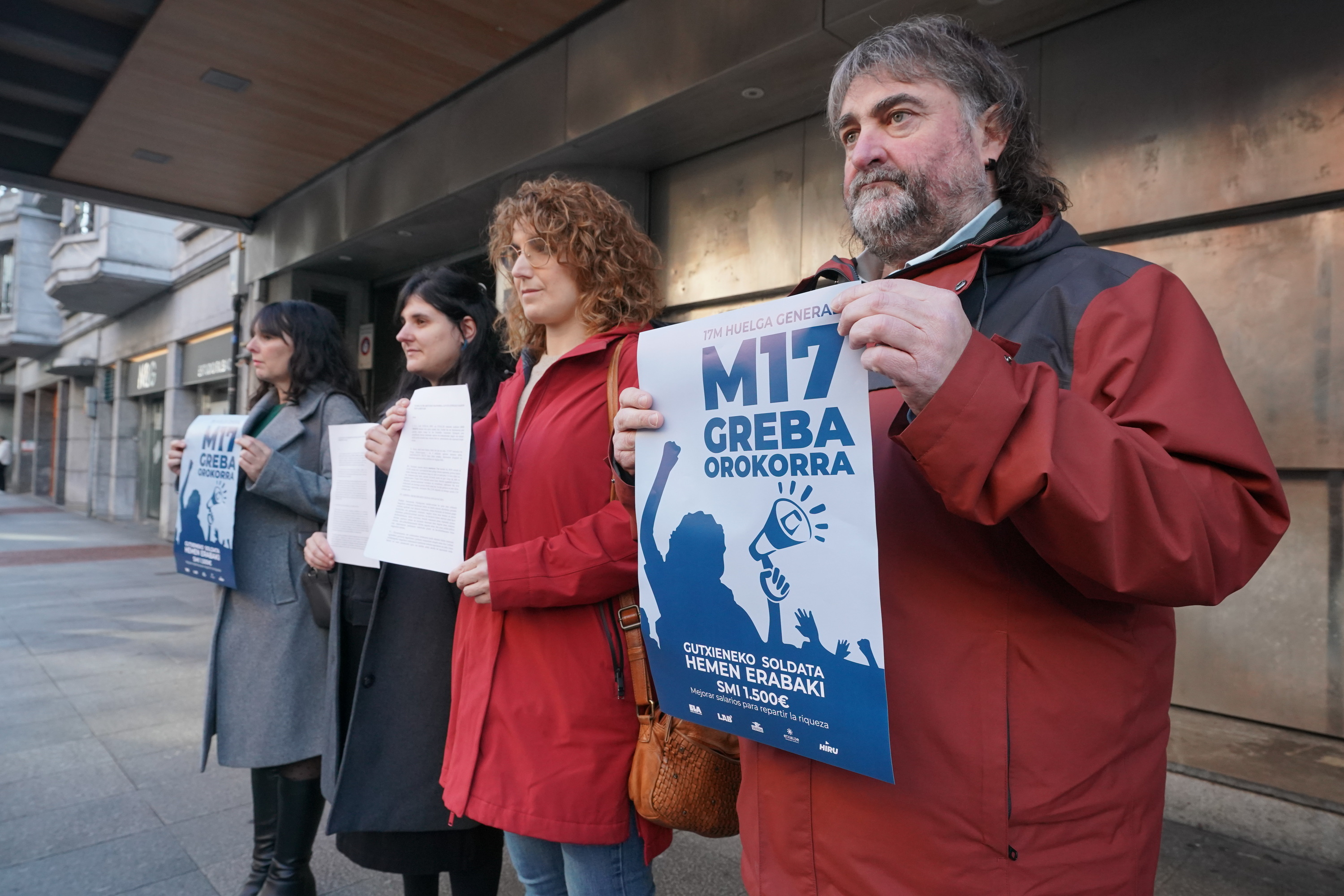 Sindikatuetako ordezkariak Eusko Jaurlaritzaren Bilboko ordezkaritzaren aurrean, gaur. ENDIKA PORTILLO / FOKU