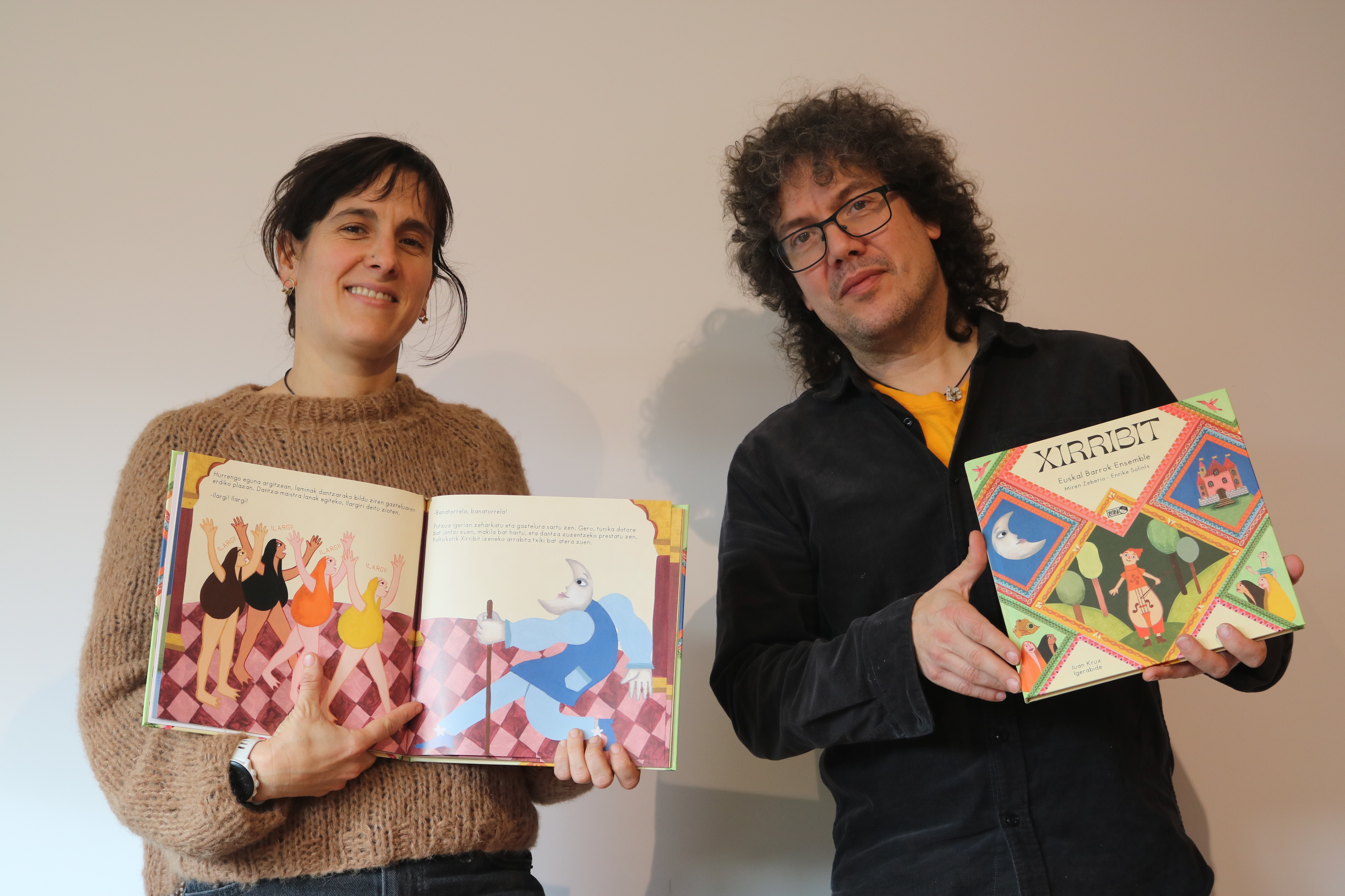 Miren Zeberio eta Enrike Solinis, 'Xirribit' disko liburua eskuetan. EUSKAL BARROK ENSEMBLE