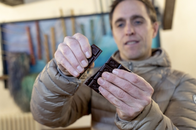 Urizar, txokolatea zatitzen. IÑIGO URIZ / FOKU