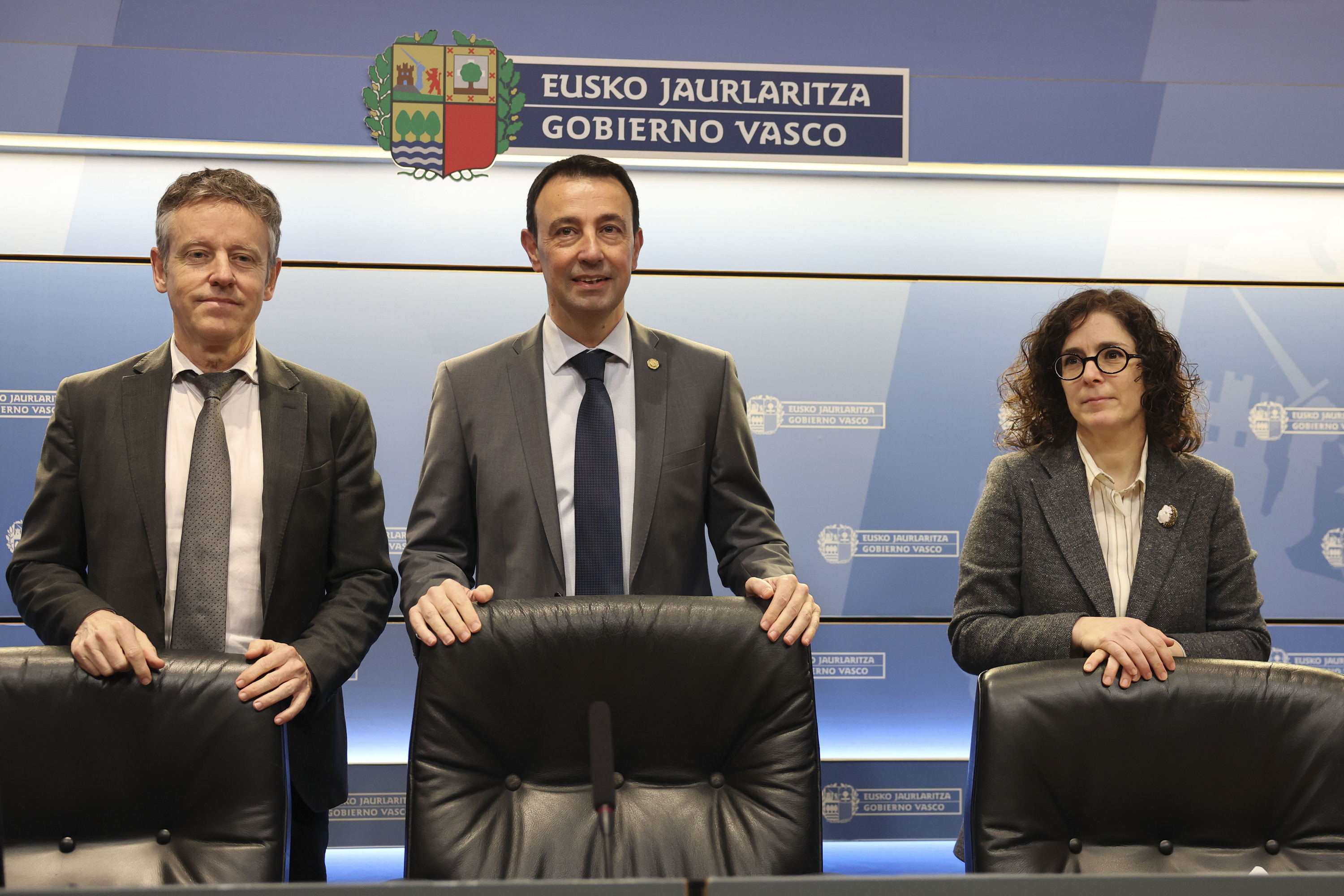 Mikel Torres Ekonomia sailburua, erdian, gaur egindako agerraldian. LUIS TEJIDO / EFE