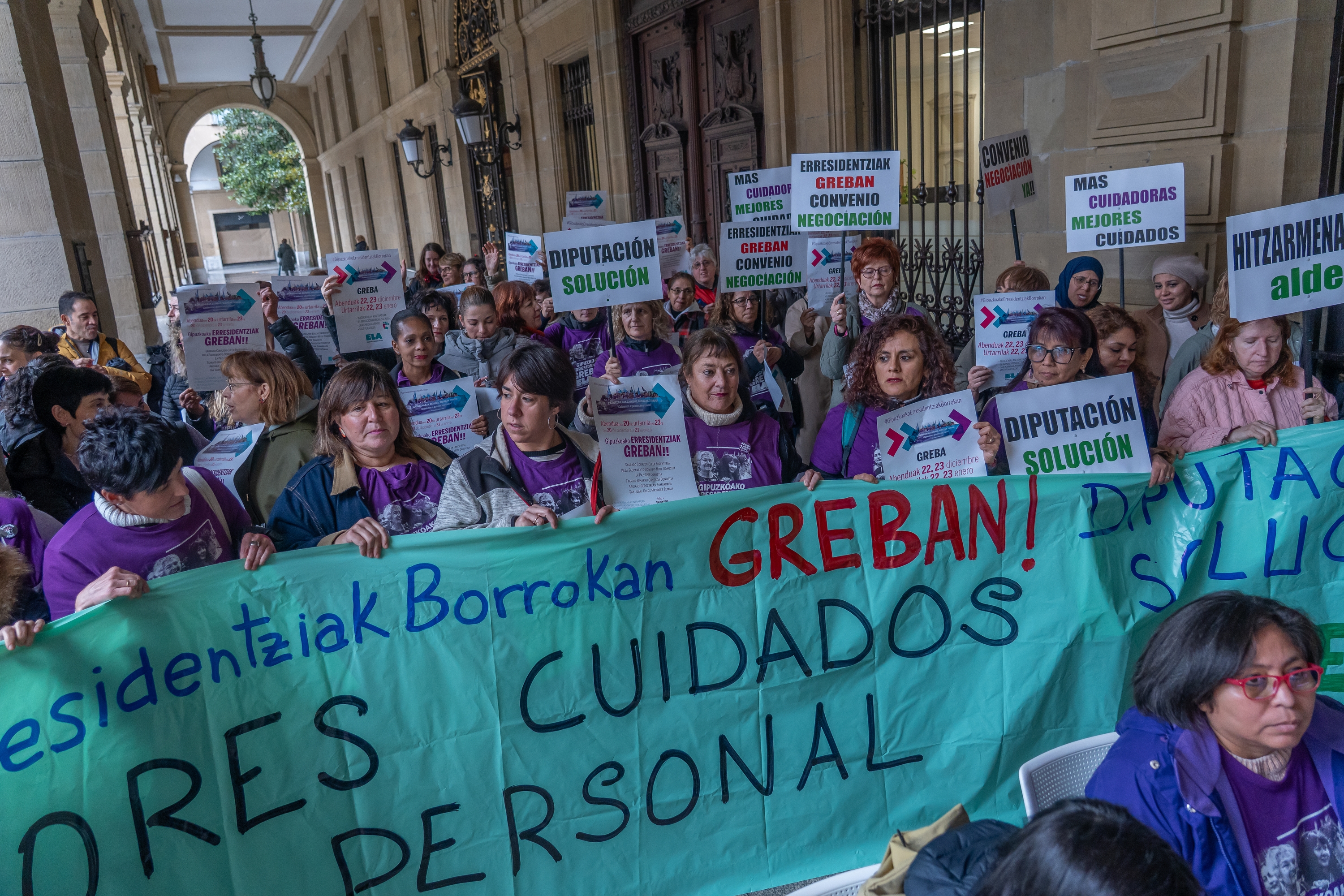 Gipuzkoako zahar etxeetako langileen elkarretaratzea pasa den abenduan, Donostian. ANDONI CANELLADA / FOKU