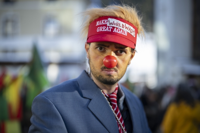 Trumpen aurkako manifestari bat atzo, Davosen. Gaur hasiko da, Suitzako eski estazio horretan, Munduko Ekonomia Foroaren urteroko bilkura. GIAN EHRENZELLER / EFE