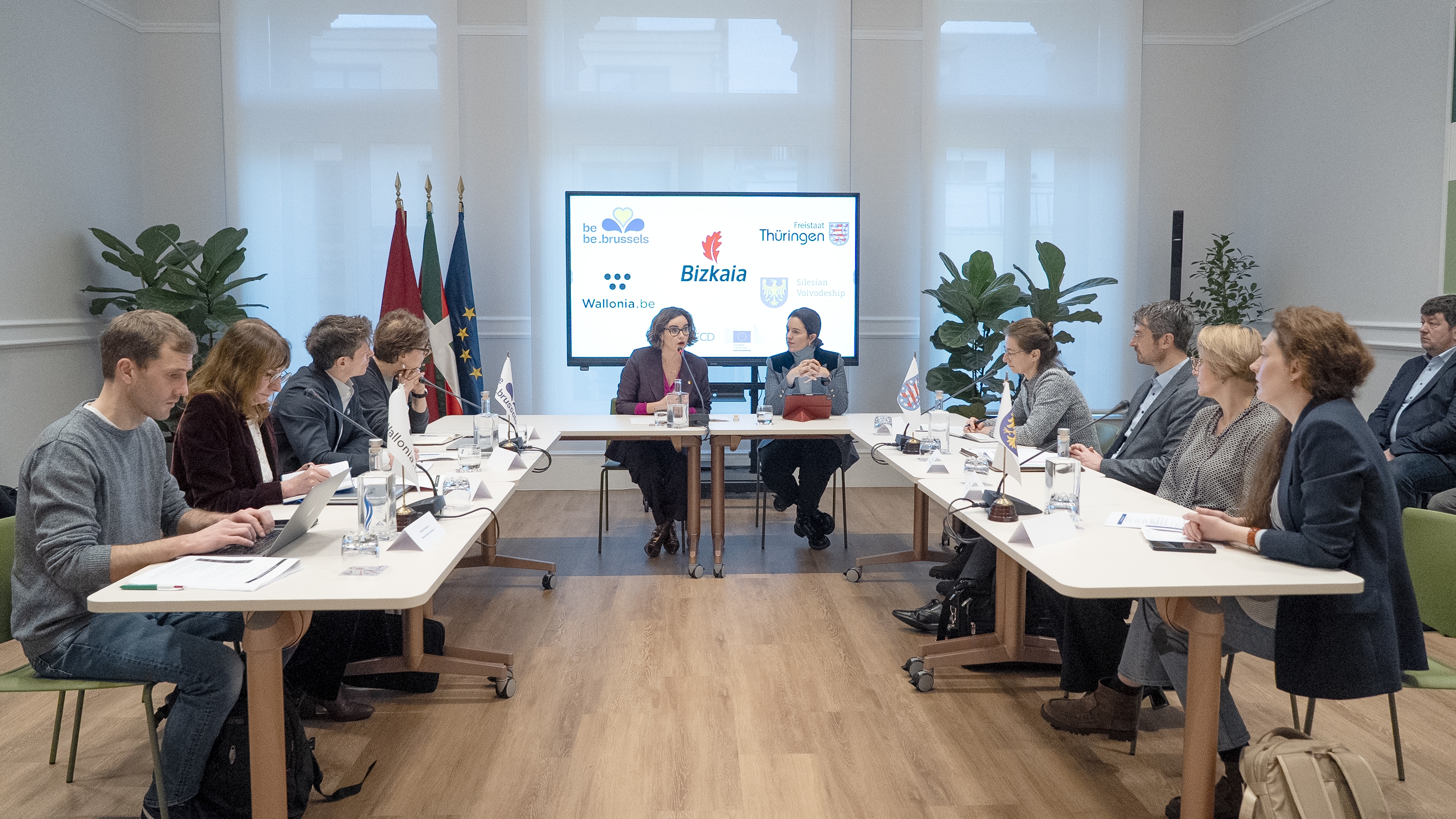 Elixabete Etxanobe Bizkaiko ahaldun nagusia eta Itxaso Berrojalbiz Ogasun diputatua, Bruselako, Valoniako, Turingiako eta Silesiako voivoderriko ordezkariekin, 2026ko urtarrilaren 19an, Bilboko Foru Jauregian. BERRIA