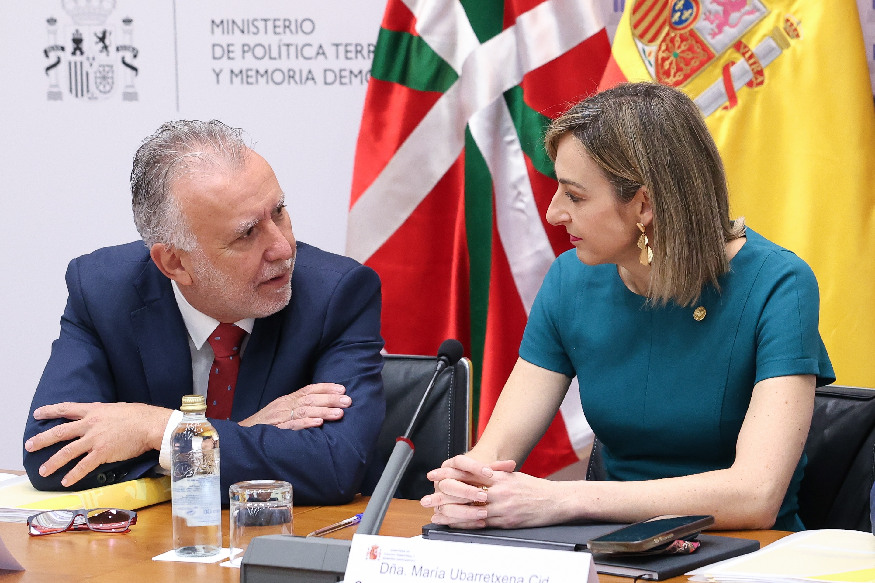 Angel Victor Torres Espainiako Lurralde Politikako ministroa eta Maria Ubarretxena Jaurlaritzako Autogobernuko sailburua, akordioa itxi zuten egunean. IREKIA.