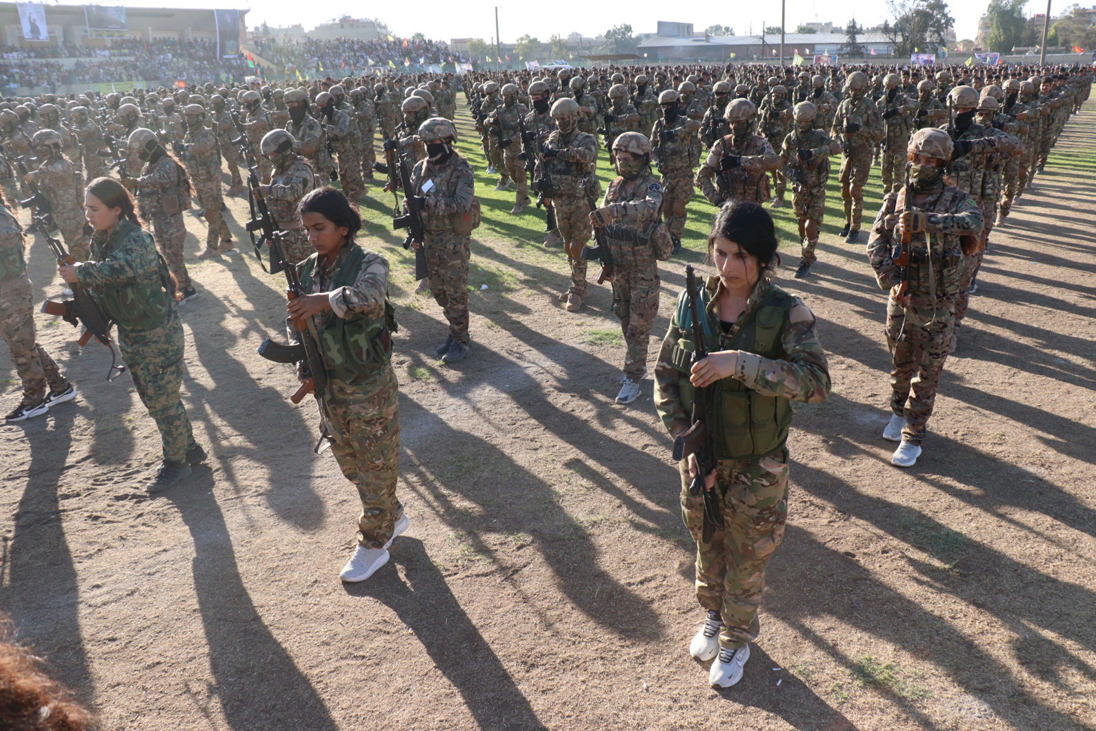 SDFetako milizianoak Kurdistango Qamixli hirian, iaz, Nureddin Sofi komandantearen hiletan. AHMED MARDNLI / EFE