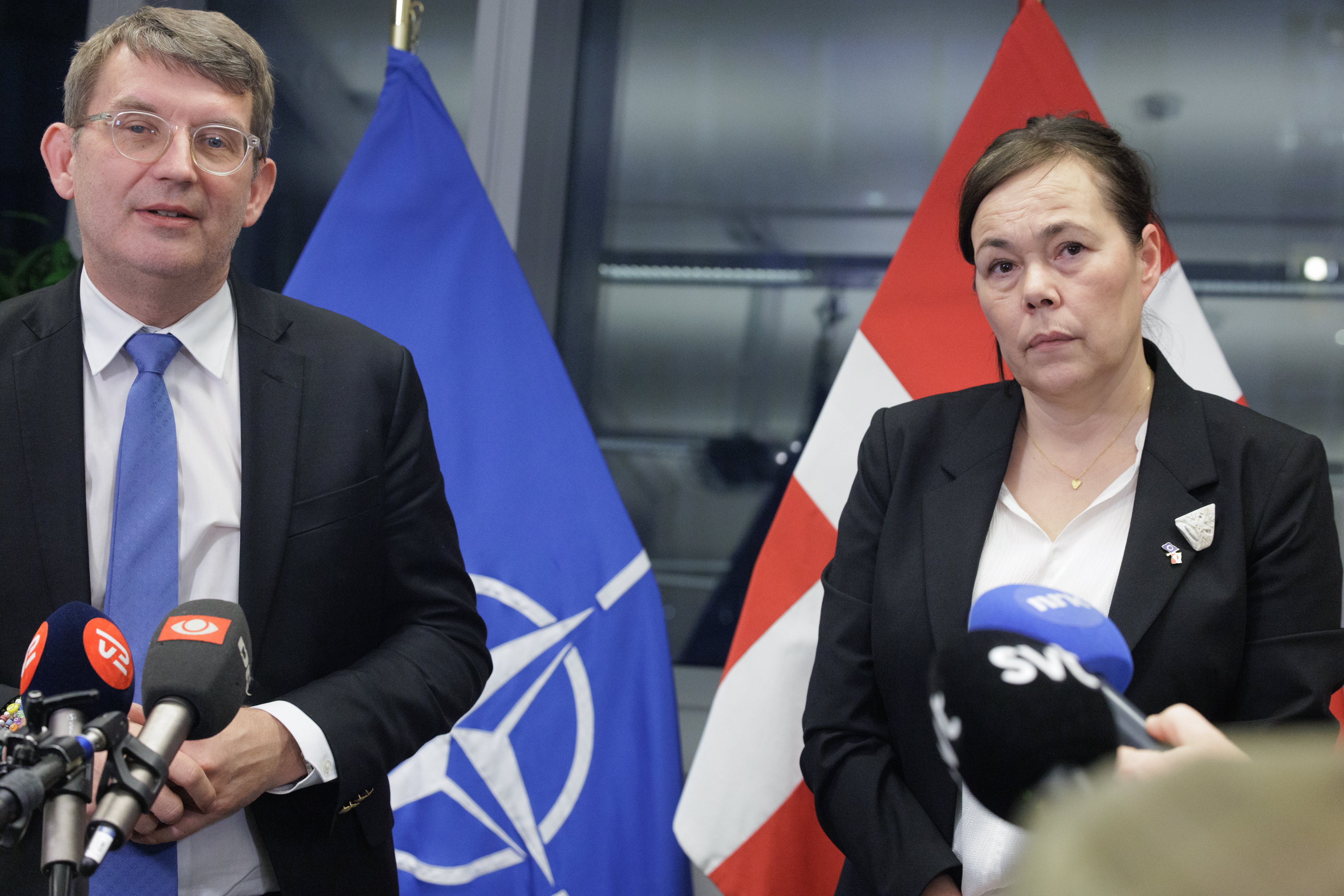 Danimarkako Defentsa ministroa eta Groenlandiako Atzerri ministroa gaur Bruselan, NATOren egoitza nagusian. OLIVIER MATTHYS / EFE