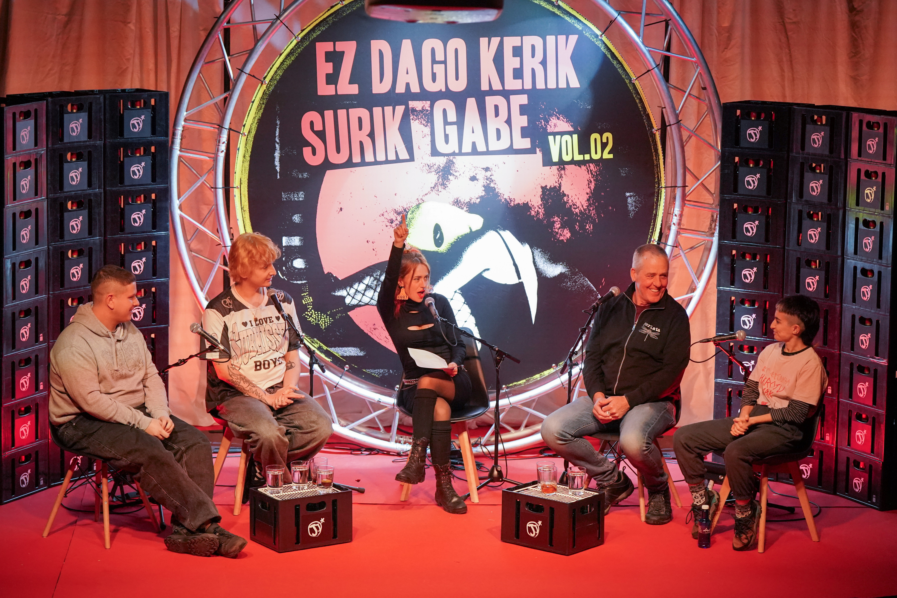 Ezkerretik hasita, Aimar Jimenez, Danel Galdaera, Ane Lindane, Txerra Bolinaga eta Eva Perez-Pons, atzo, mahai inguruan. ENDIKA PORTILLO / FOKU