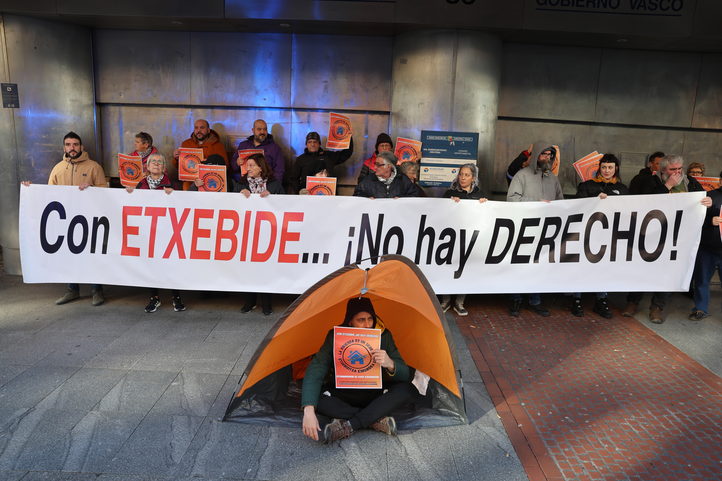 Gizarte eragileen agerraldia Etxebideren egoitzaren parean, gaur, Bilbon. OSKAR MATXIN EDESA / FOKU