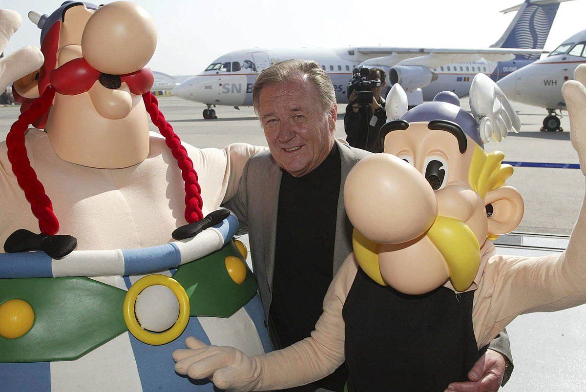 Albert Uderzo, 2005ean, Obelix eta Asterixekin. FRANCOIS WALSCHAERTS /EFE