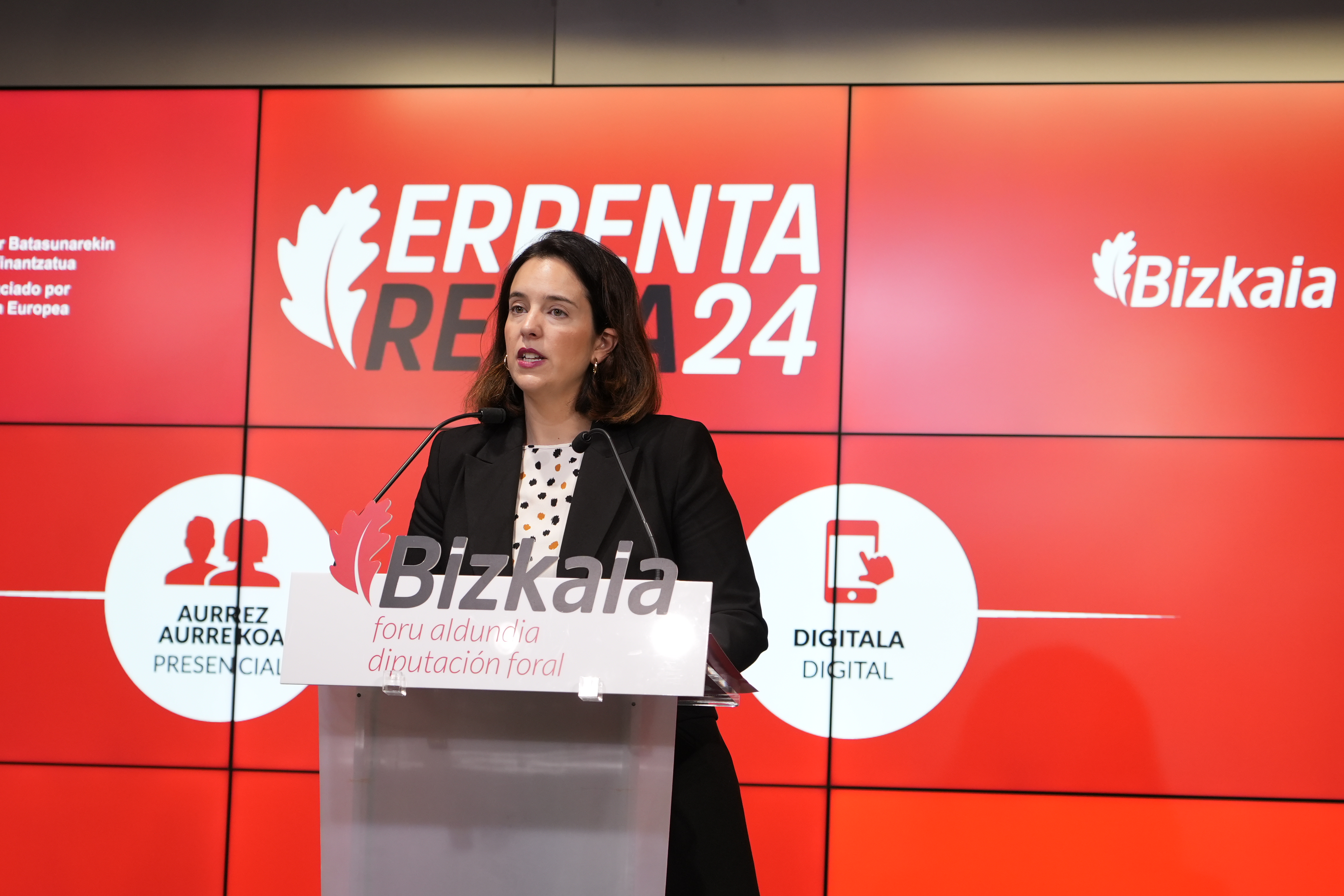 Itxaso Berrojalbiz Bizkaiko Ogasun eta Finantza diputatua, iazko apirilean, Bilbon, 2024ko errenta kanpaina aurkezten. BERRIA