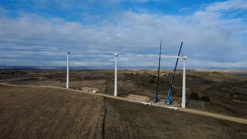 Garabiak Enholek Erriberan dituen parke eolikoetako batean. ENHOL TALDEA