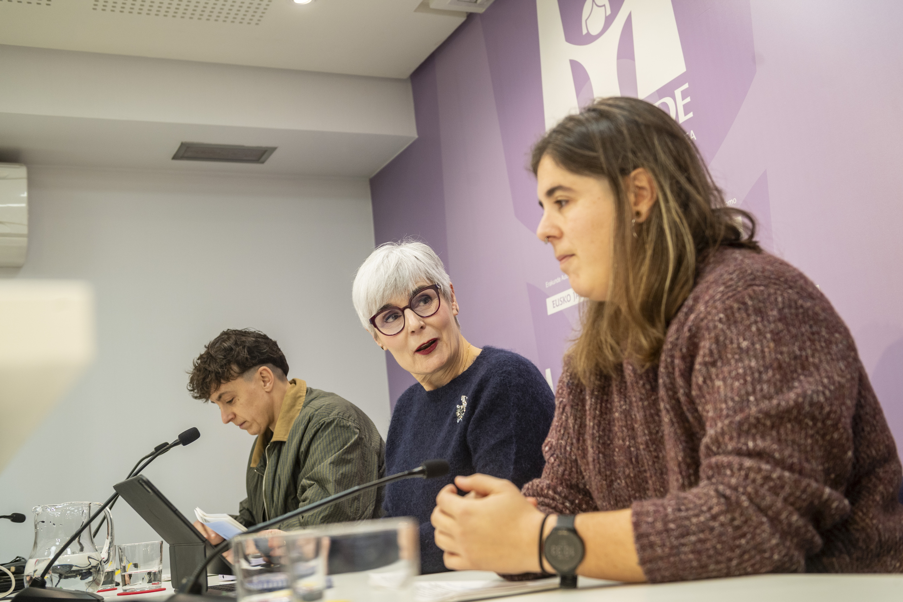 Emakundeko zuzendari Miren Elgarresta, alboetan ikerketa lanaren egileetako batzuk dituela, gaurko aurkezpenean. JAIZKI FONTANEDA / FOKU