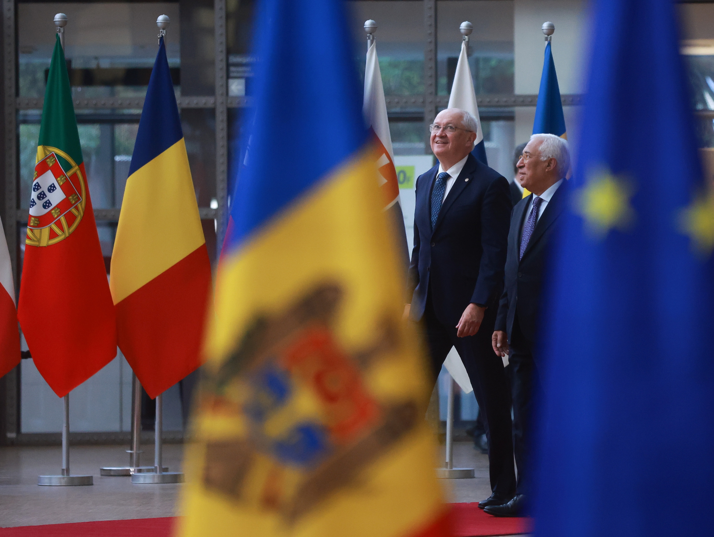 Moldaviako EBra begira ari da. Irudian, Alexandru Munteanu  lehen ministroa Europar Kontseiluko presidente Antonio Costarekin, azaroan, Bruselan. OLIVIER HOSLET / EFE