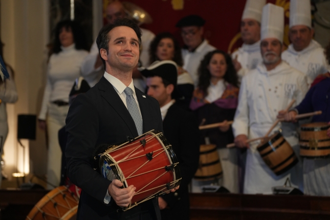 Xabier Anduaga tenorra, urrezko danborra eskuetan duela. JON URBE / FOKU