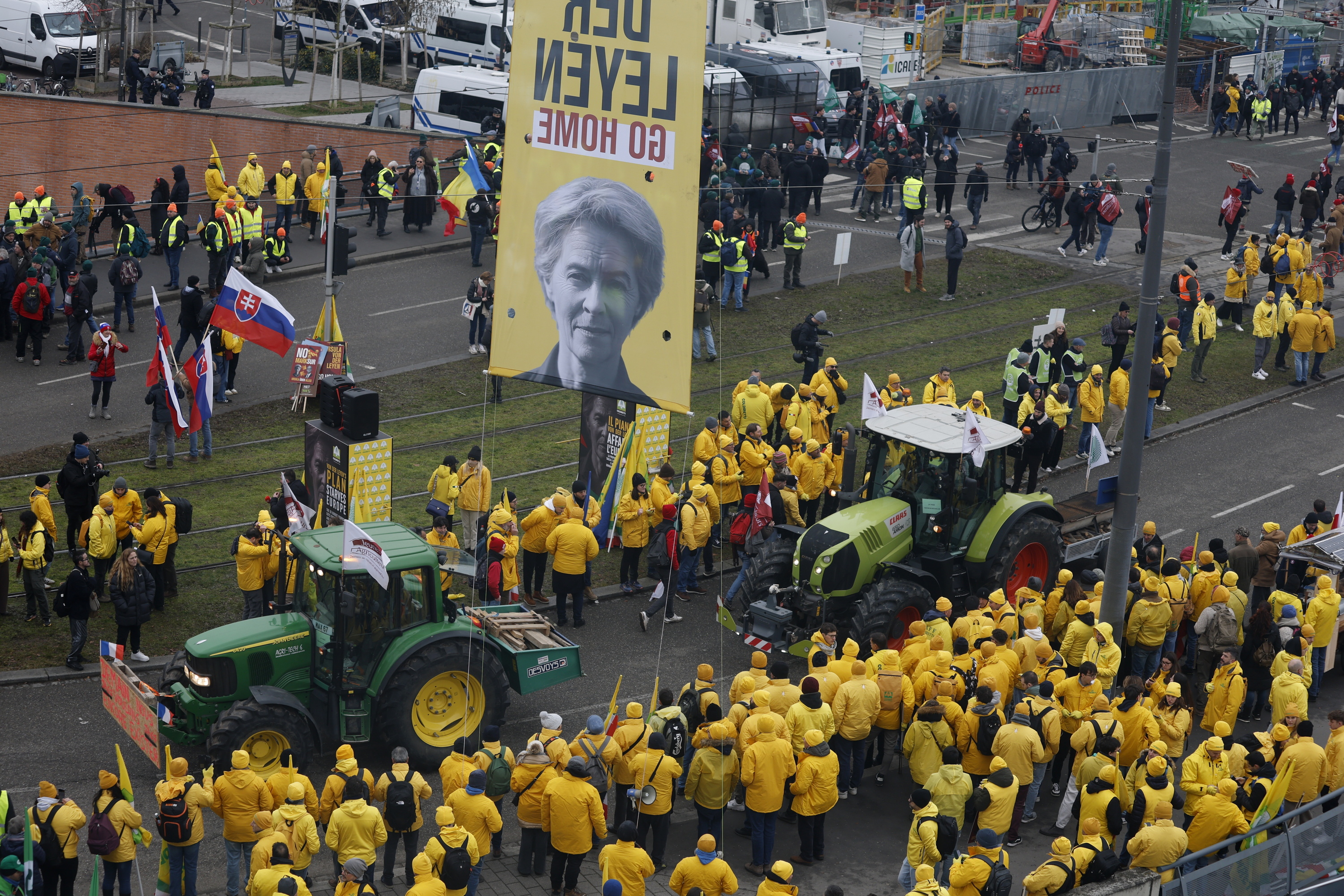 Von der Leyen aurkako afitxa bat, nekazariek Estrasburgon egindako manifestazioan. YOAN VALAT / EFE